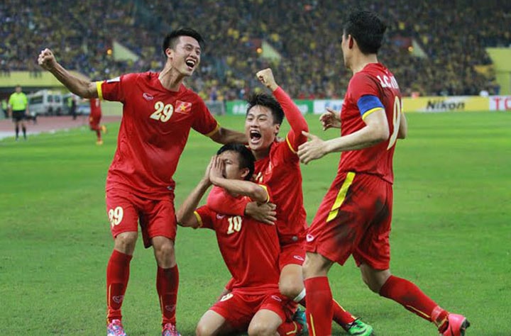 Văn Quyết (số 10) ăn mừng khi ghi bàn, giúp Việt Nam thắng Malaysia 2-1 ở bán kết lượt đi AFF Cup 2016.