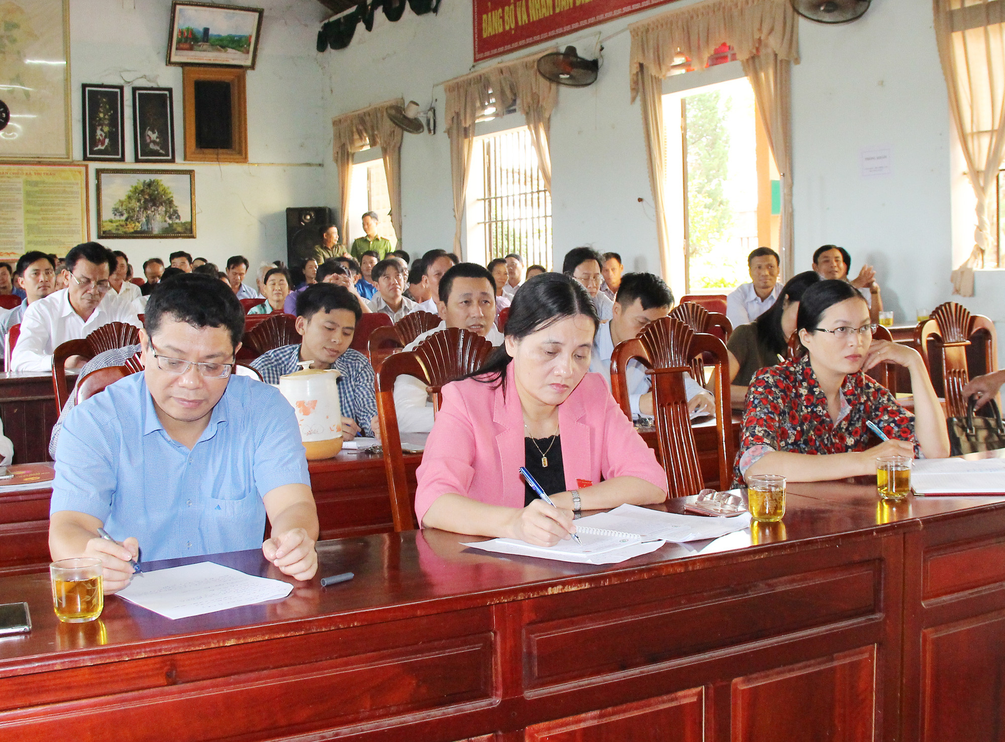 Các đại biểu HĐND tỉnh và huyện tham gia tiếp xúc cử tri tại xã Diễn Quảng. Ảnh: Minh Chi