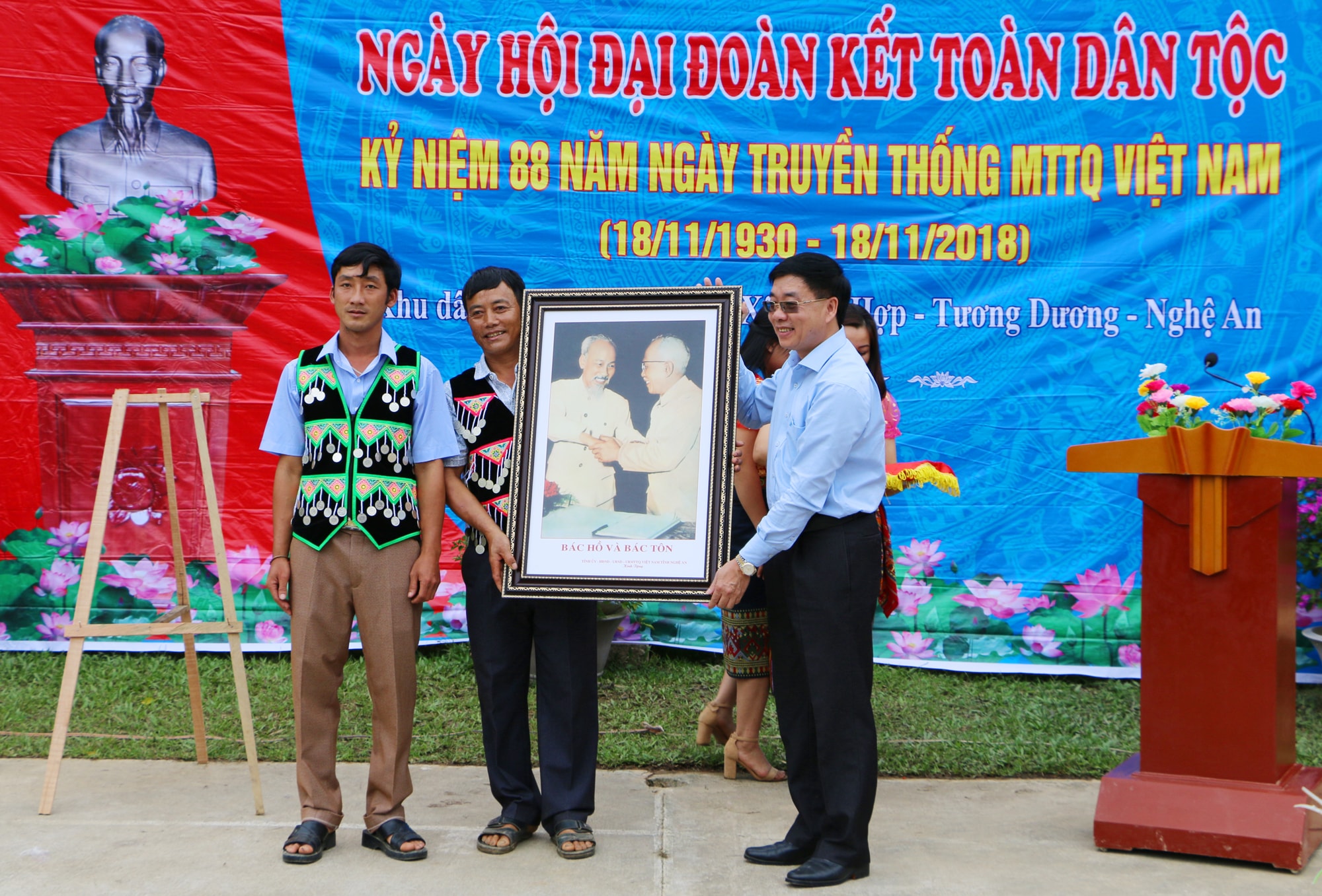 Đồng chí Nguyễn Văn Thông trao quà lưu niệm cho Đảng bộ và nhân dân xã Tam Hợp nhân ngày hội Đại đoàn kết. Ảnh: Nguyễn Hải