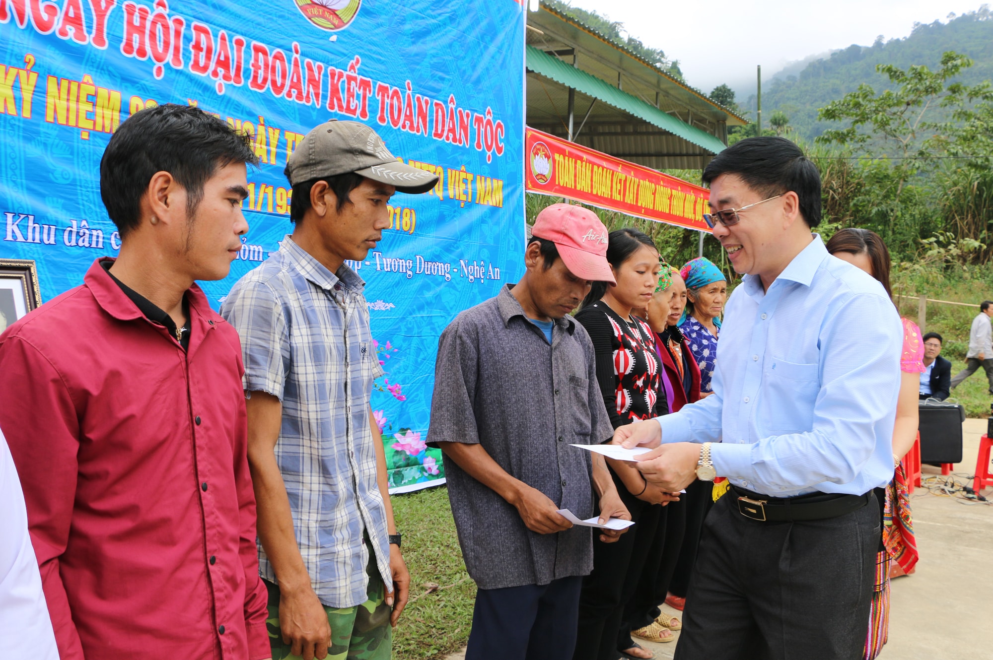 Đồng chí Nguyễn Văn Thông - Phó Bí thư Tỉnh ủy trao quà cho các hộ nghèo xã Tam Hợp. Ảnh: Nguyễn Hải