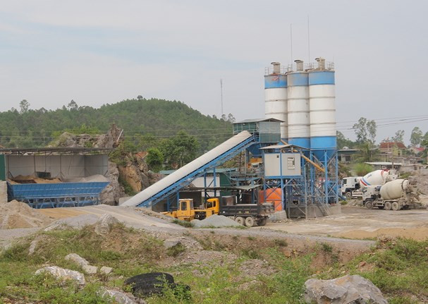 Công ty TNHH Thanh Xuân xây dựng trạm trộn bê tông thương phầm trong khu vực mỏ đá Lèn Chùa khi chưa có giấy phép. Ảnh: P.B