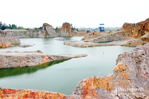 Mỏ đá Lèn Chùa bị khai thác nham nhở, ngoài phạm vi khai thác theo giấy phép, tạo thành những hố nước sâu rất nguy hiểm cho người dân. Ảnh: P.B