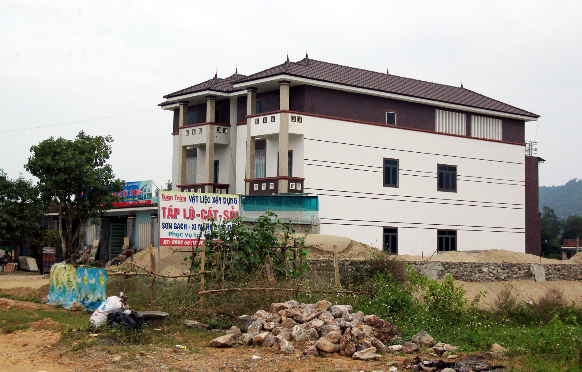 2 căn biệt thự liền kề của gia đình ông Nguyễn Văn Nam - nguyên Chủ tịch UBND xã Mỹ Thành được cho cũng xây trên phần đất mà xã bán trái quy định.