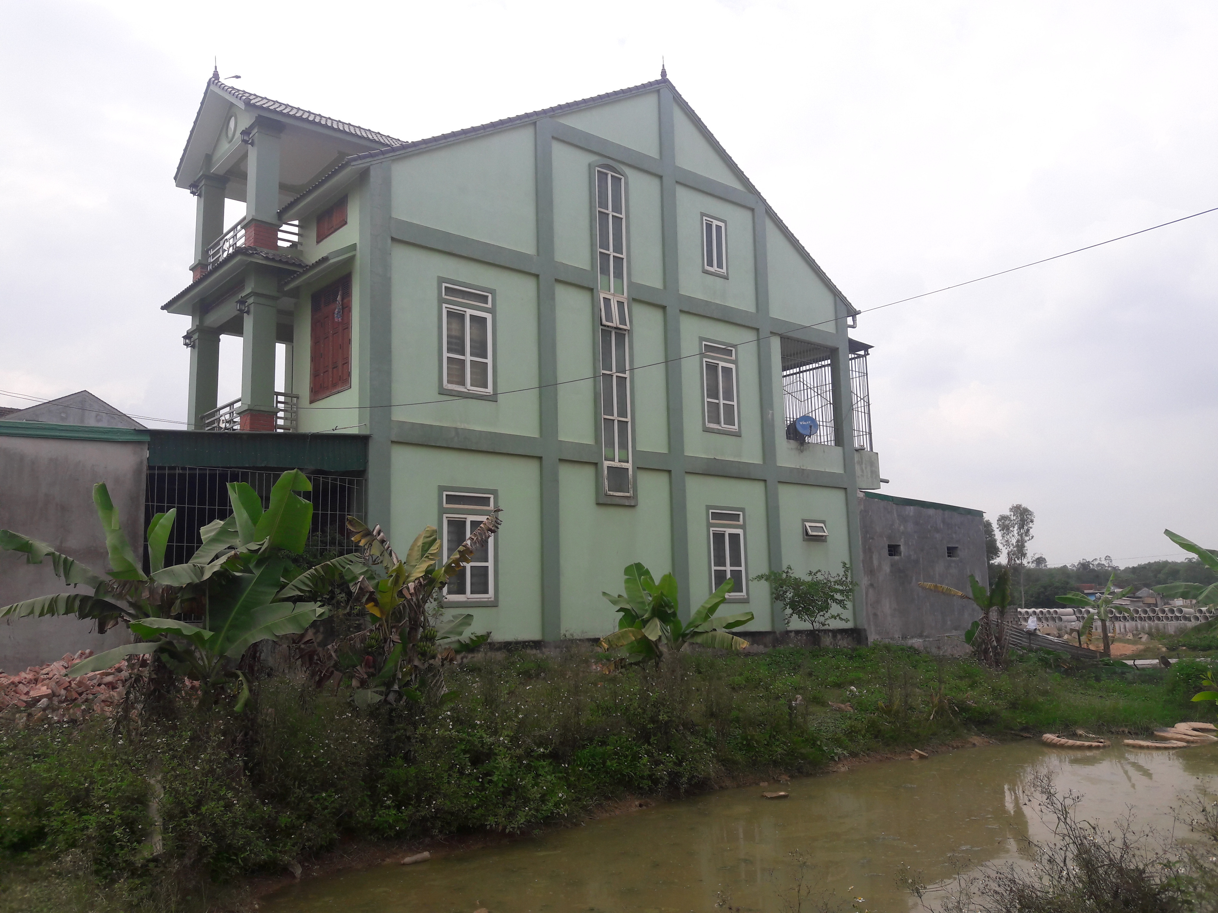 Phần đất mà xã bán trái quy định cho gia đình chị Huế hiện đã được chị này xây căn nhà 3 tầng kiên cố
