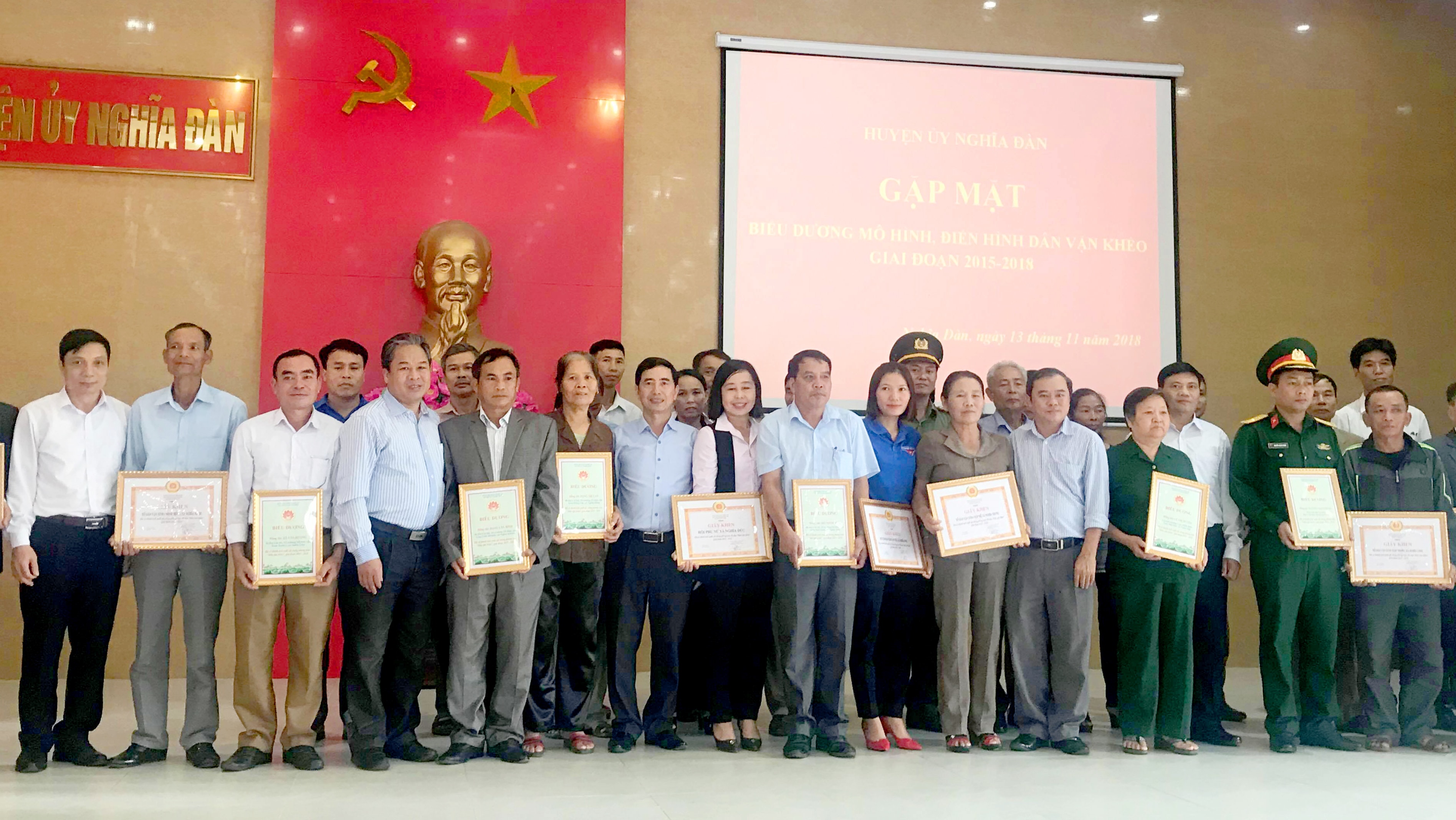 Lãnh đạo Huyện ủy Nghĩa Đàn trao 30 điển hình dân vận khéo trong toàn huyện giai đoạn 2015 - 2018.