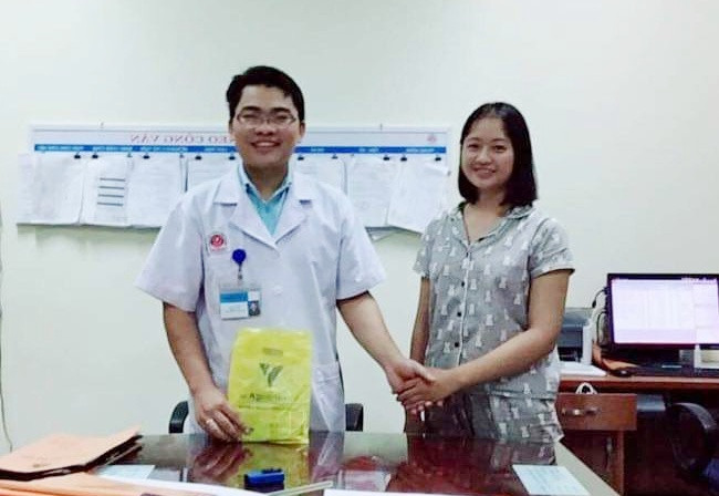 Chị Phan Thị Mai Linh giao lại tài sản nhặt được cho các bác sỹ của bệnh viện để tìm người trả lại. Ảnh: Quang Huy