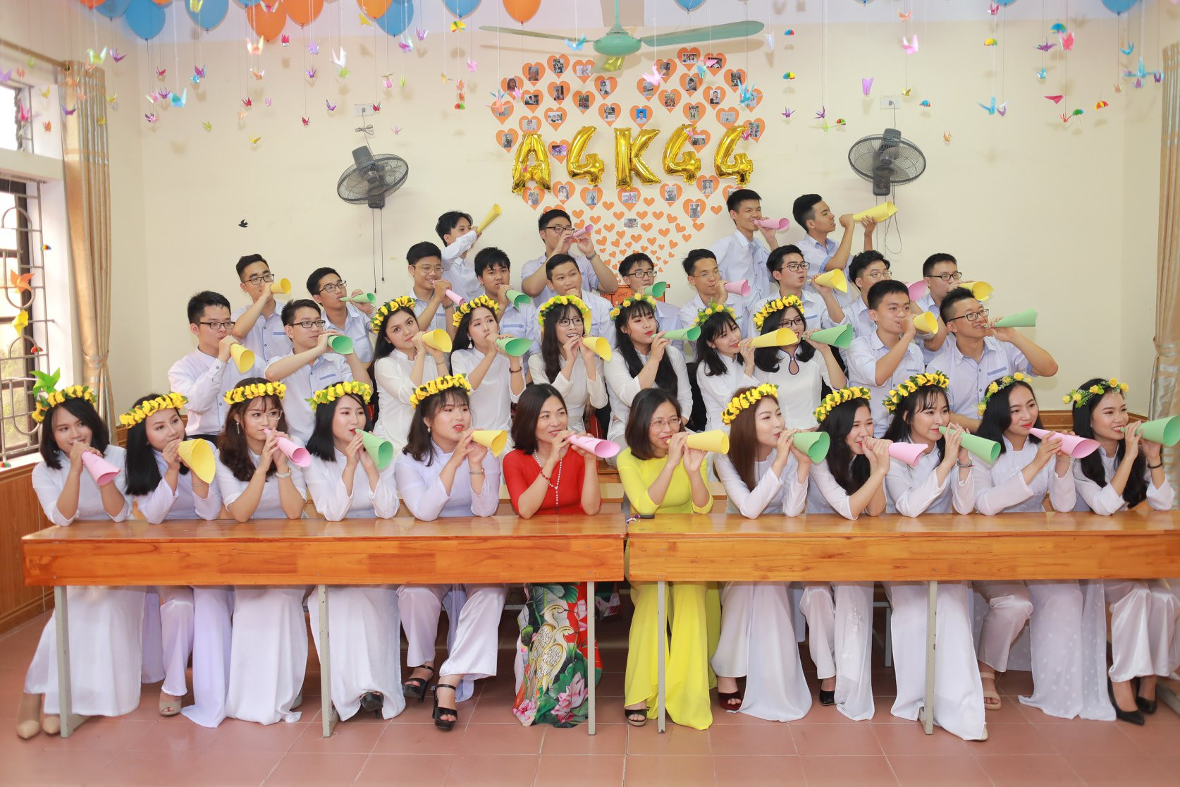 Niềm vui bên các học trò ở Trường THPT chuyên Phan Bội Châu. Ảnh: NVCC.