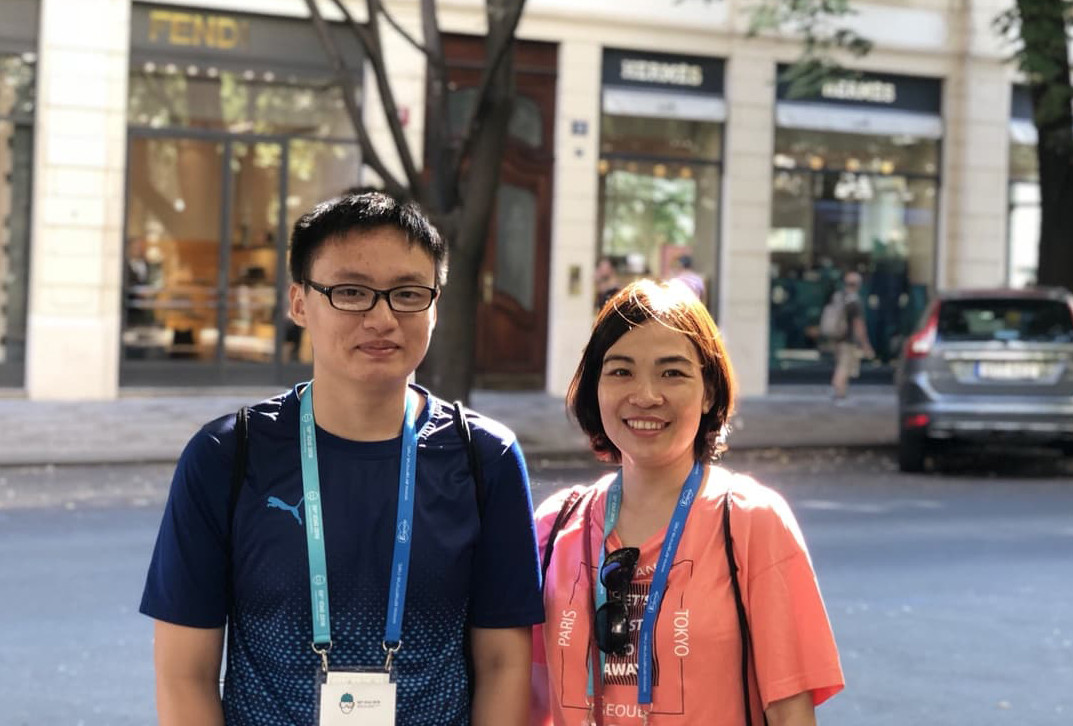Cô giáo Lê Thị Lan và em Phan Nhật Duật tại Kỳ thi Olympic Hóa học quốc tế năm 2018. Ảnh: NVCC