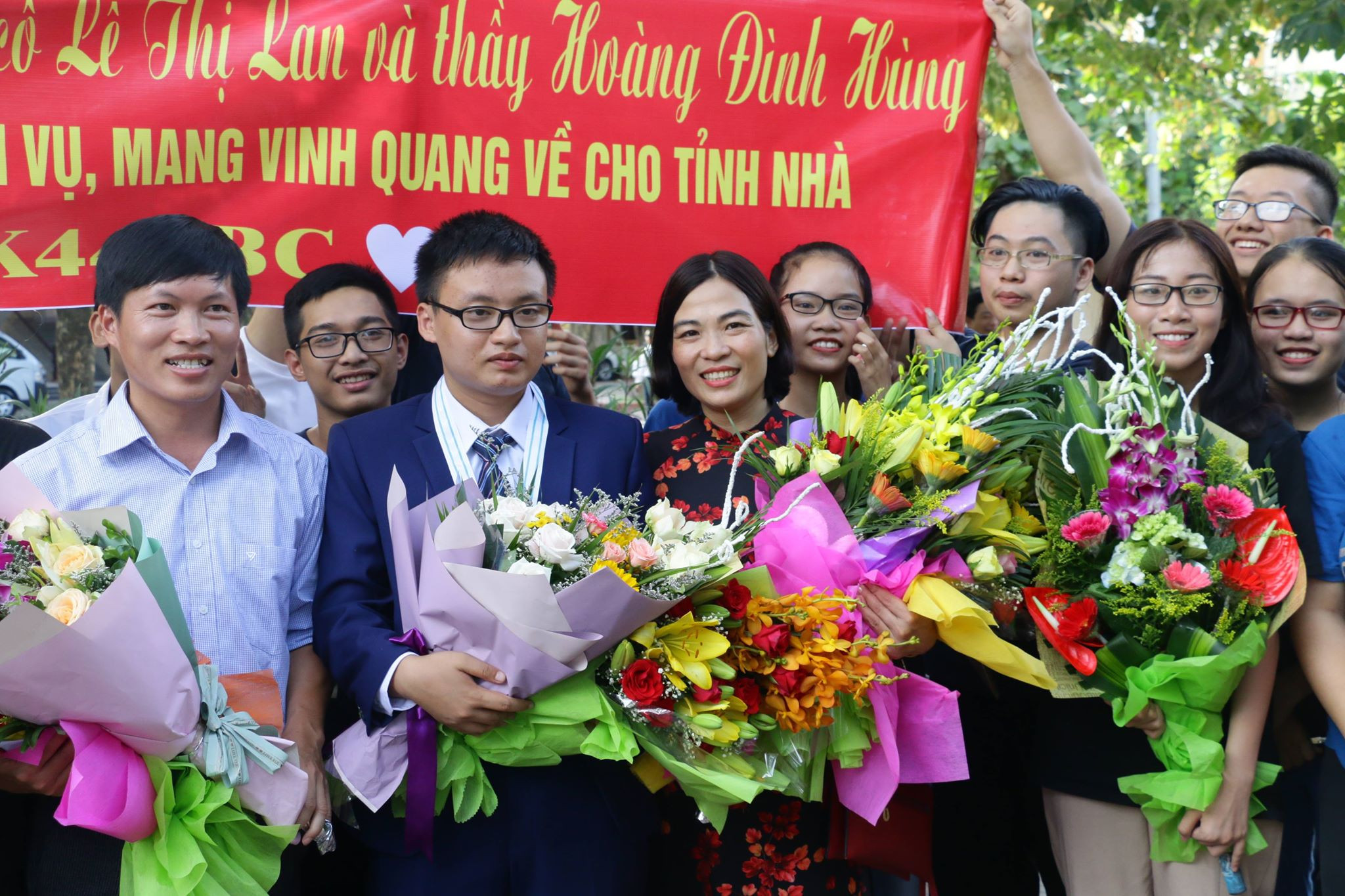 Niềm vui của cô giáo Lê Thị Lan cùng đồng nghiệp và học trò trong ngày đón học sinh đạt giải ở Kỳ thi Olympic Hóa học quốc tế trở về. Ảnh: SH
