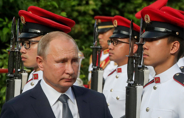 Tổng thống Nga Vladimir Putin duyệt đội danh dự trong chuyến thăm Singapore. Ảnh: TASS