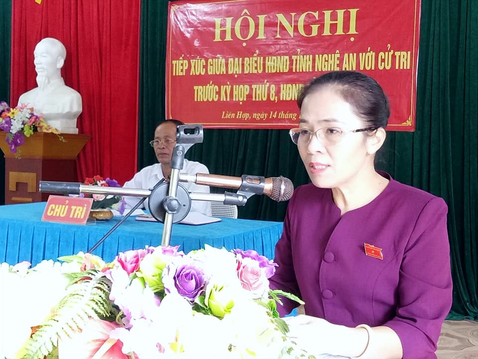 Đồng chí Võ Thị Minh Sinh tiếp thu và giải trình kiến nghị của cử tri xã Liên Hợp. Ảnh: Thu Hường 