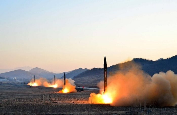 Một cuộc diễn tập phóng tên lửa đạn đạo của Triều Tiên.