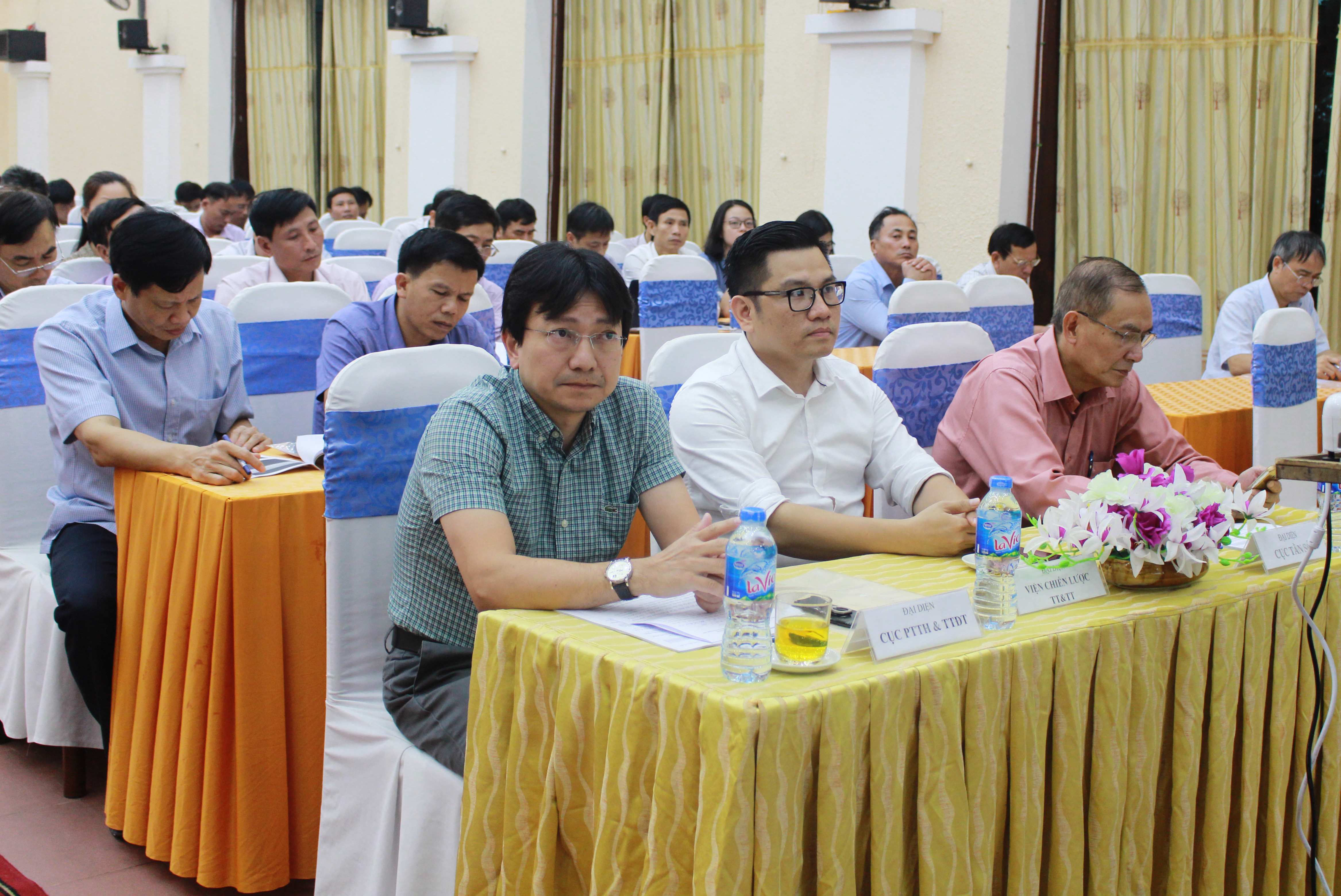 Các đại biểu tham dự Hội nghị tập huấn “Công tác số hóa truyền dẫn, phát sóng truyền hình mặt đất cho cán bộ thông tin cơ sở của các tỉnh Thanh Hóa, Nghệ An, Hà Tĩnh