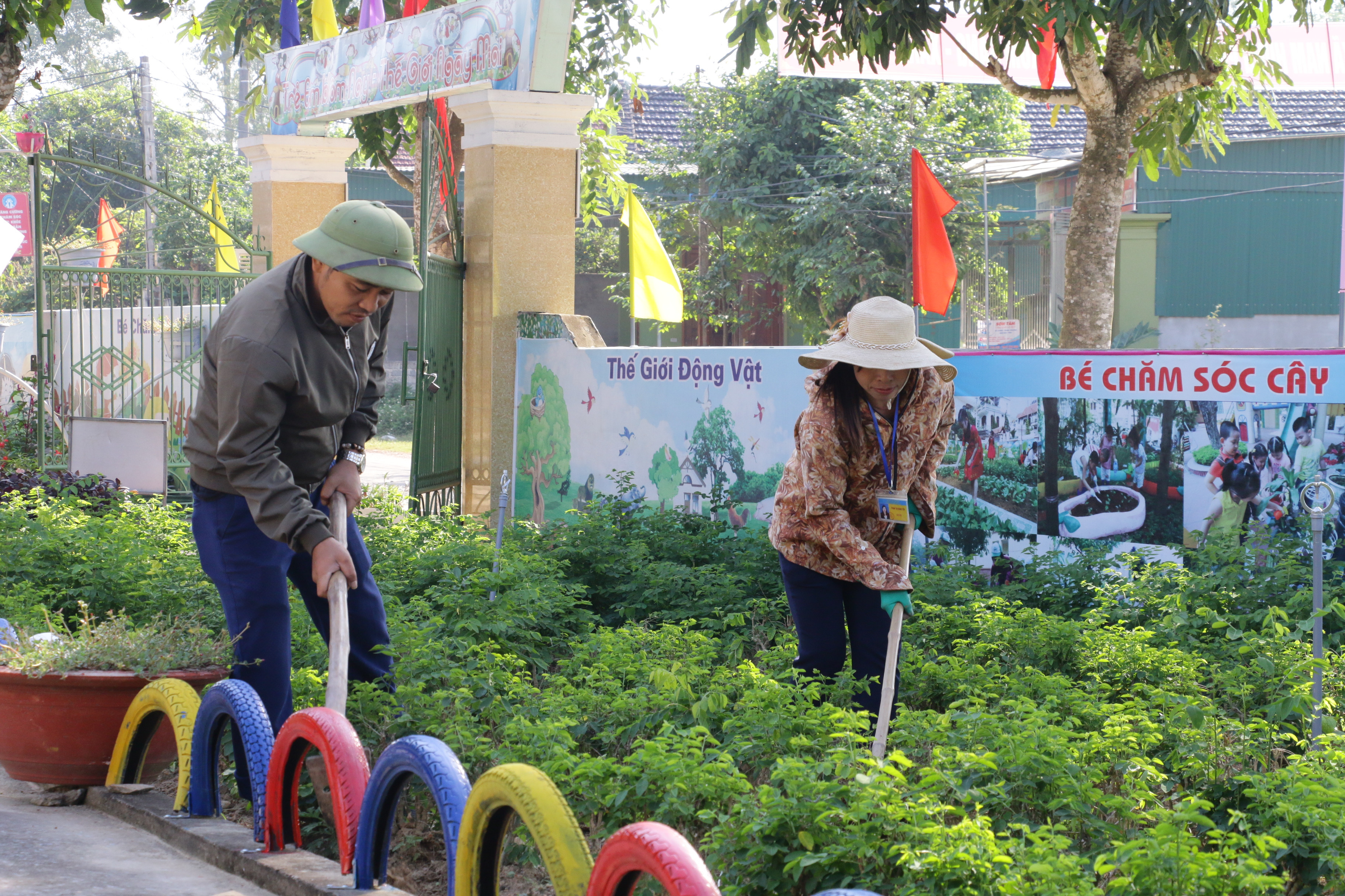 Phụ huynh chăm sóc vườn rau sạch cho Trường mầm non xã Nam Hưng (Nam Đàn). Ảnh: Mỹ Hà