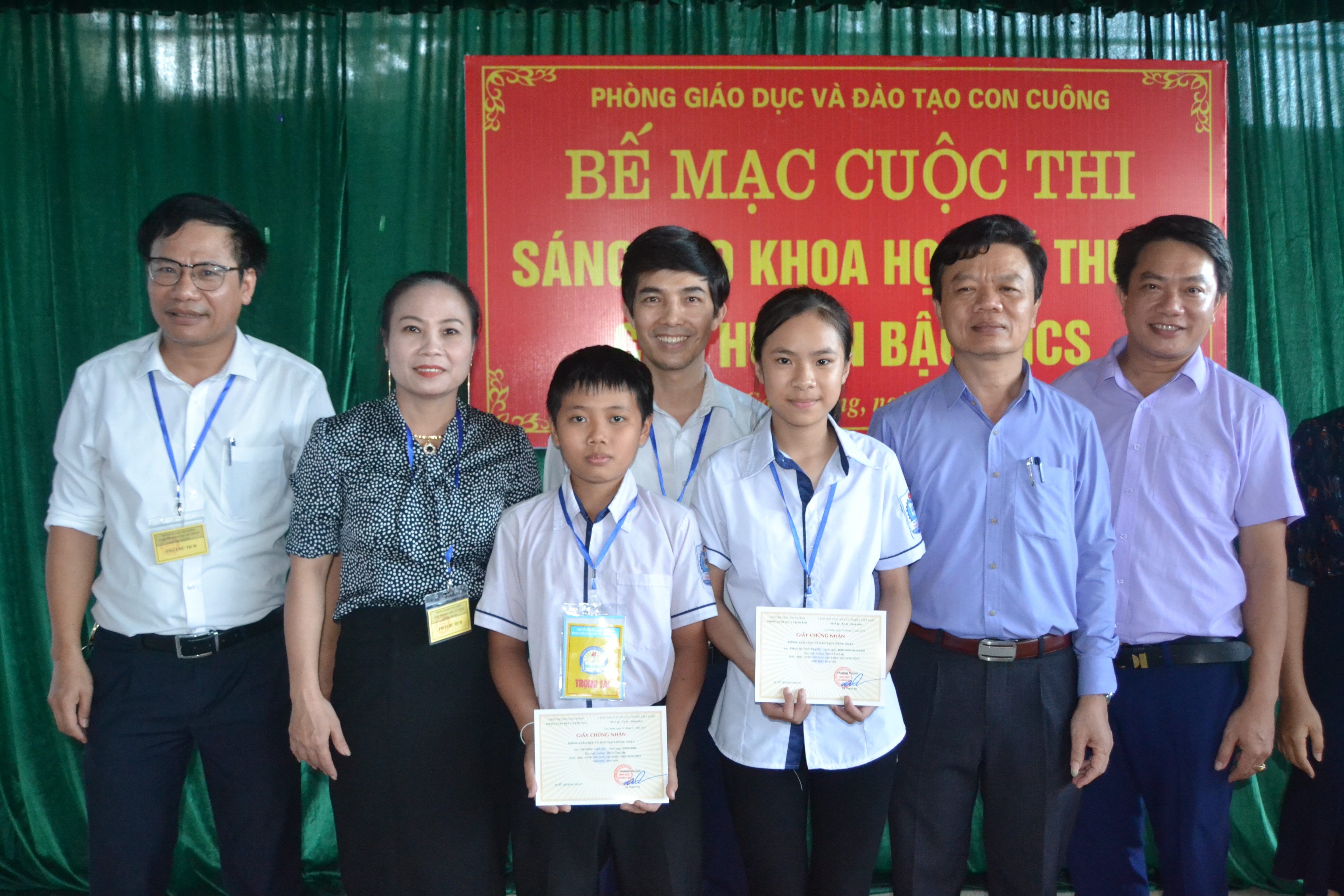 Trao giải cho các đơn vị xuất sắc. Ảnh: Lữ Thân