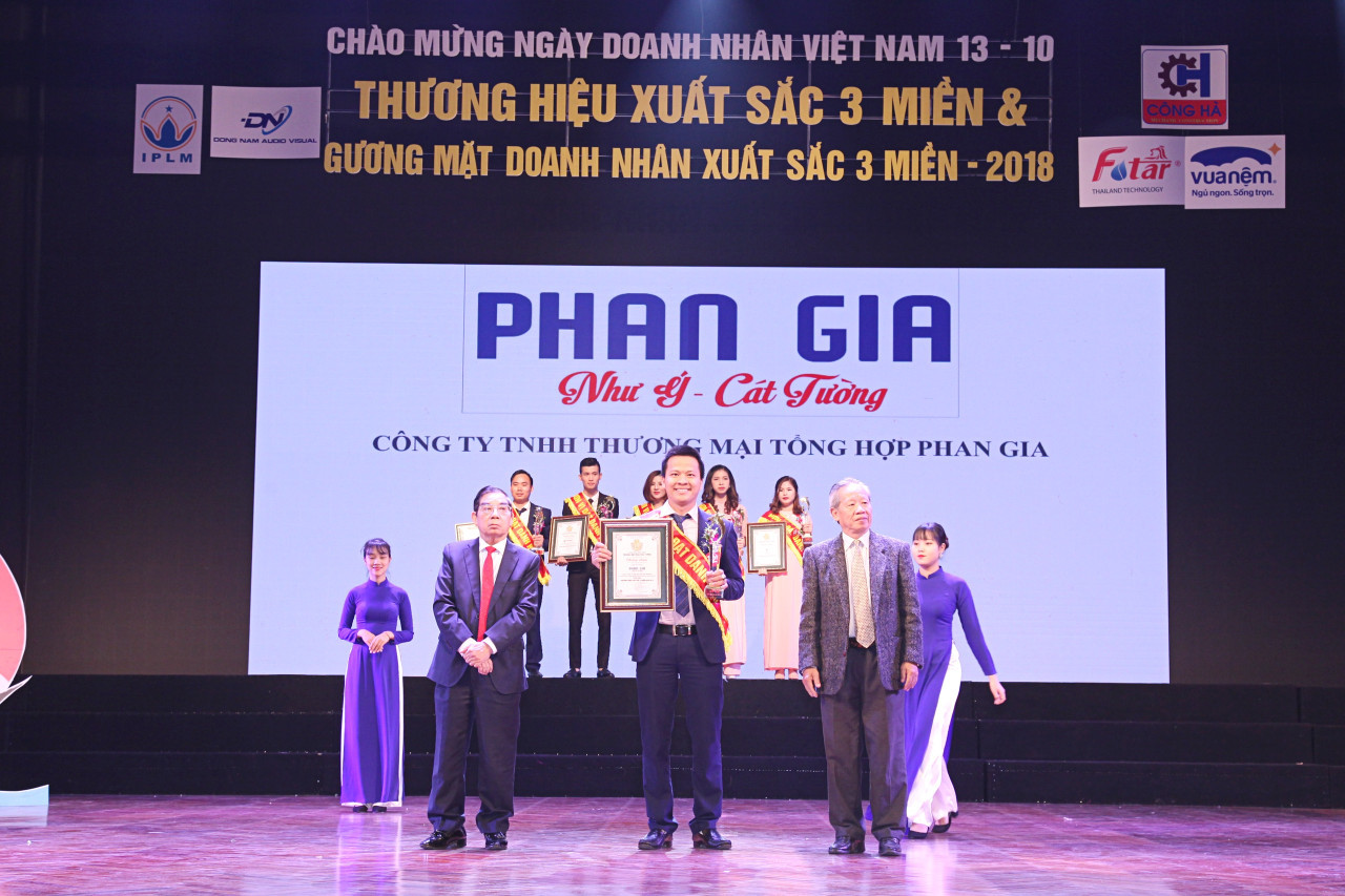 Phong thủy Phan Gia nhận giải thưởng 