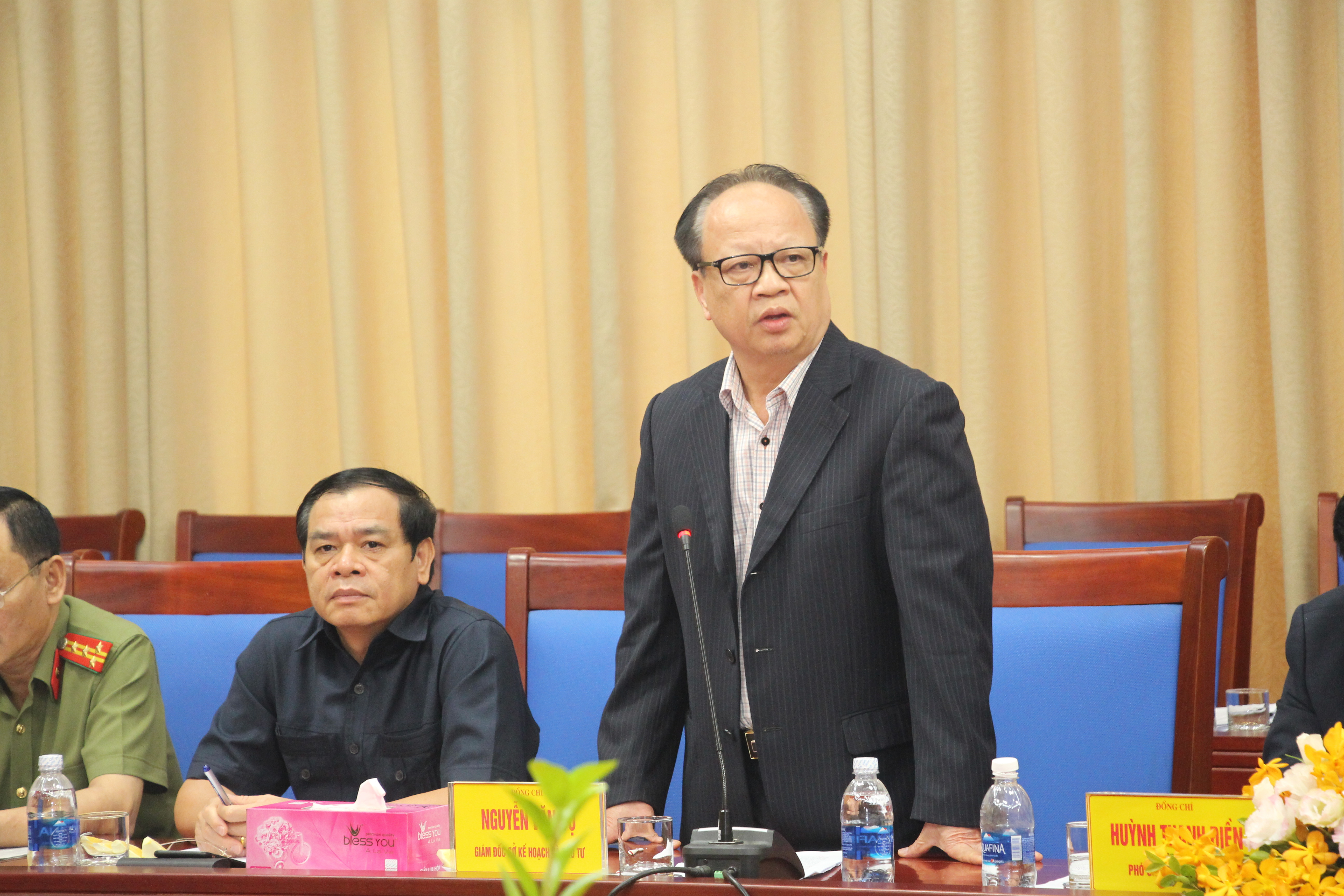 Giám đốc Sở KH&ĐT tỉnh Nghệ An Nguyễn Văn Độ báo cáo một số nét kinh tế - xã hội tỉnh. Ảnh: Đào Tuấn