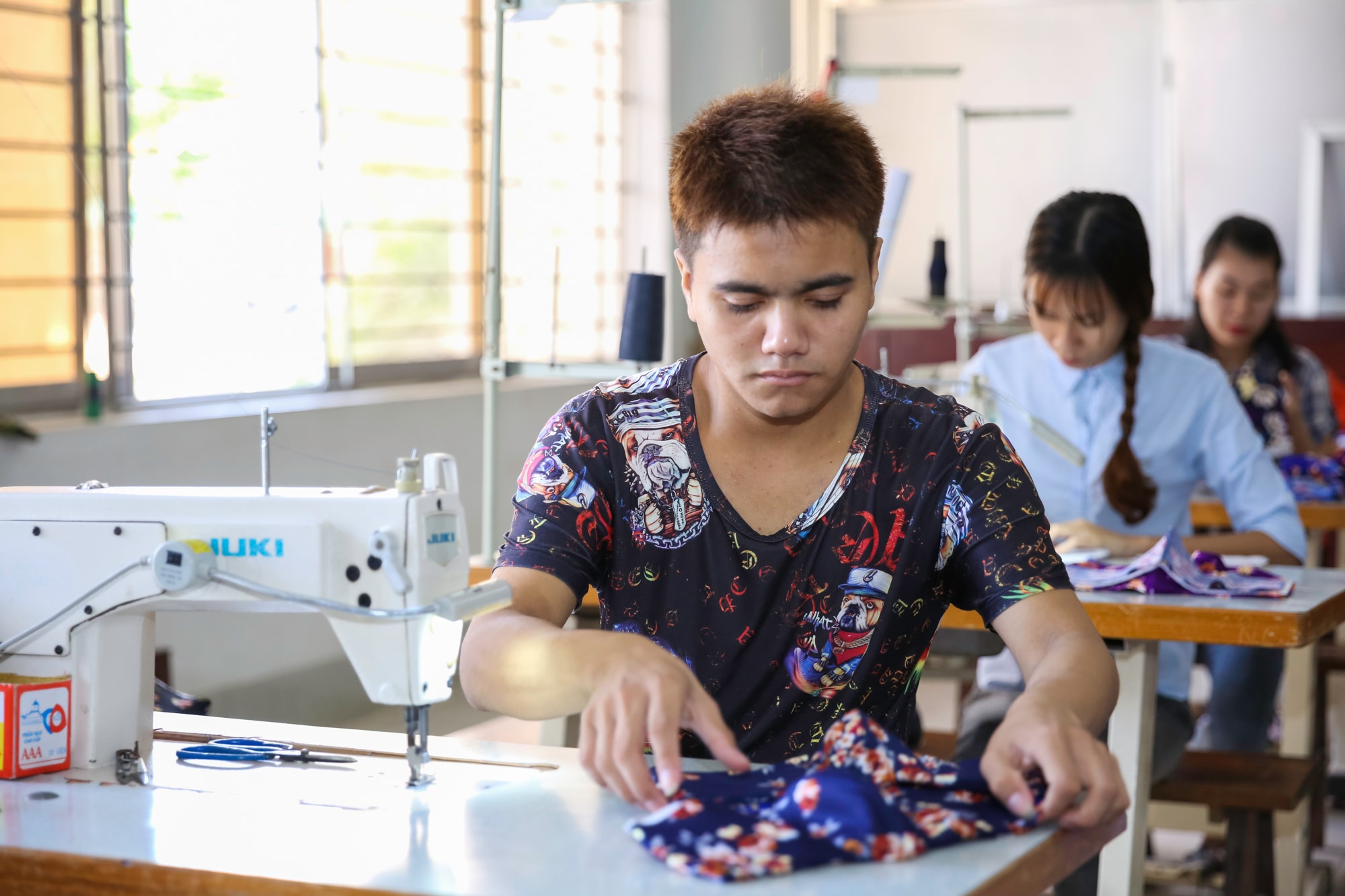 Hằng năm trung tâm phối hợp với nhiều doanh nghiệp, đã tạo việc làm cho hàng trăm trẻ em khuyết tật ở trung tâm. Các nghề chính là may, thêu;,mộc dân dụng, mỹ nghệ; điện dân dụng... Người khuyết tật, sau khi hoàn thành chương trình đào tạo đã có việc làm có thu nhập ổn định, đảm bảo cuộc sống. Ảnh: Đức Anh