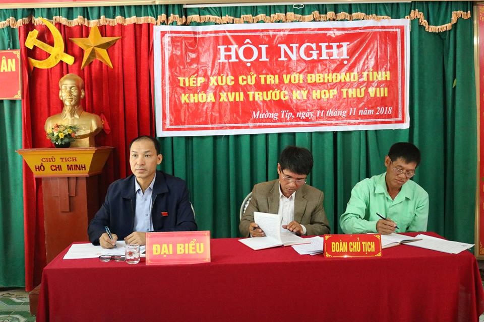 Các đại biểu HĐND tỉnh tại buổi tiếp xúc cử tri