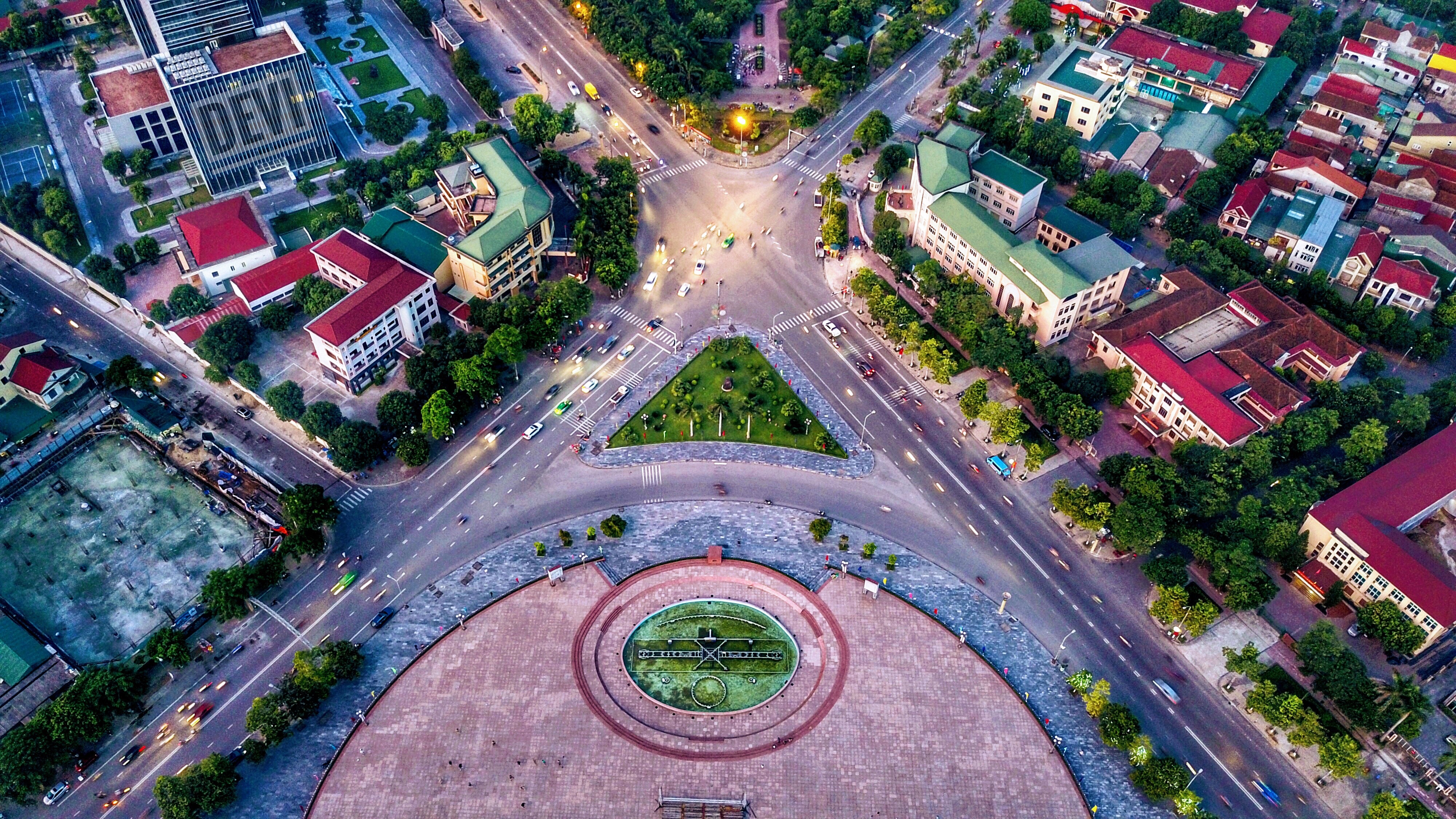 Ngã tư đài phun nước Quảng trường Hồ Chí Minh rất khác lạ khi nhìn từ trên cao. Ảnh: Devi Nguyễn