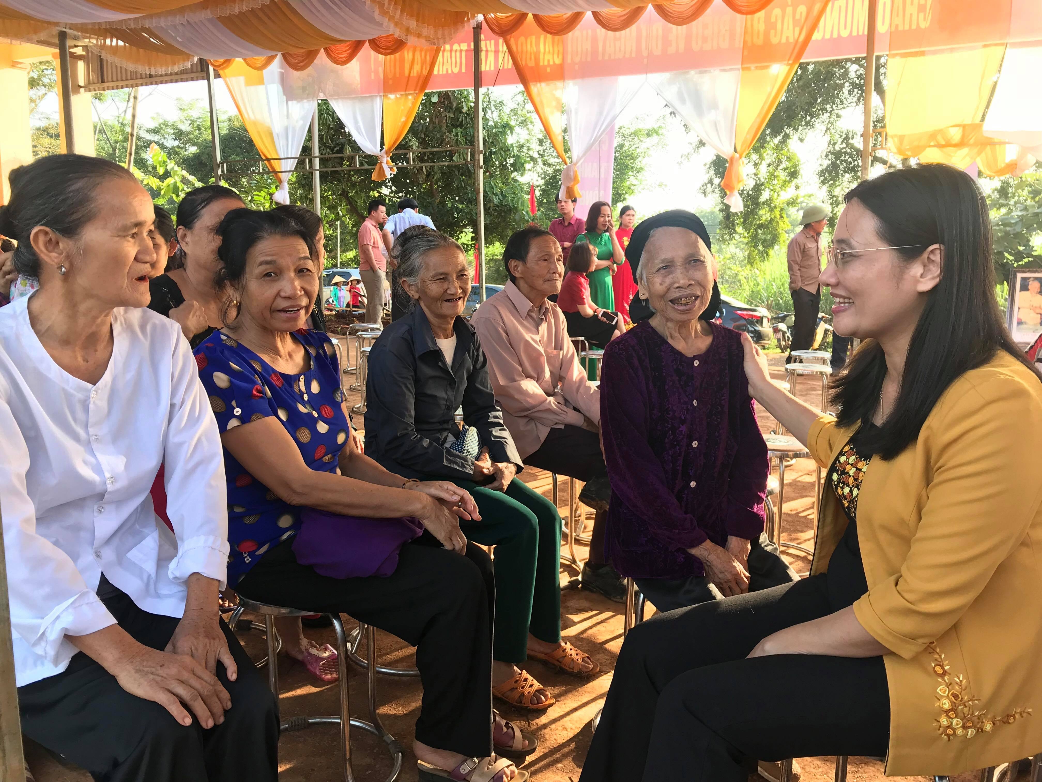 Đồng chí Cao Thị Hiền trò chuyện cùng bà con nhân dân xã Nghĩa Thọ. Ảnh: Minh Thái
