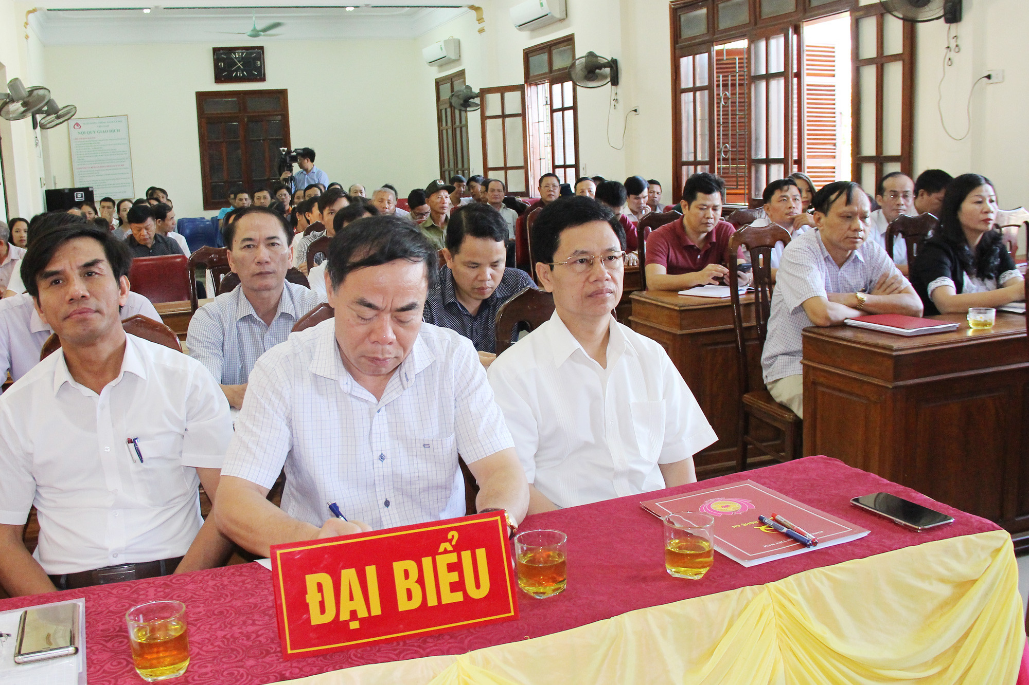 Các đại biểu HĐND tỉnh và HĐND thị xã tiếp xúc cử tri phường Nghi Thủy. Ảnh: Mai Hoa