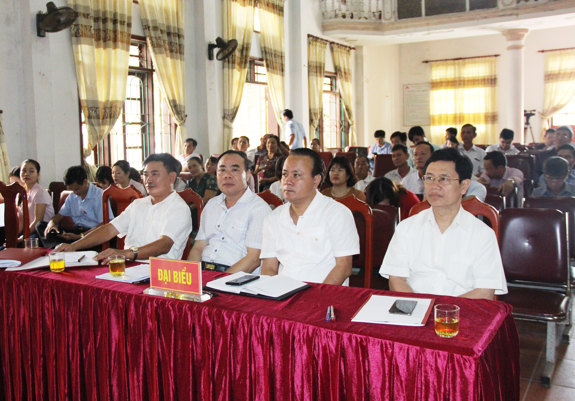 Các đại biểu HĐND tỉnh và HĐND thị xã tiếp xúc cử tri phường Nghi Thủy. Ảnh: Mai Hoa