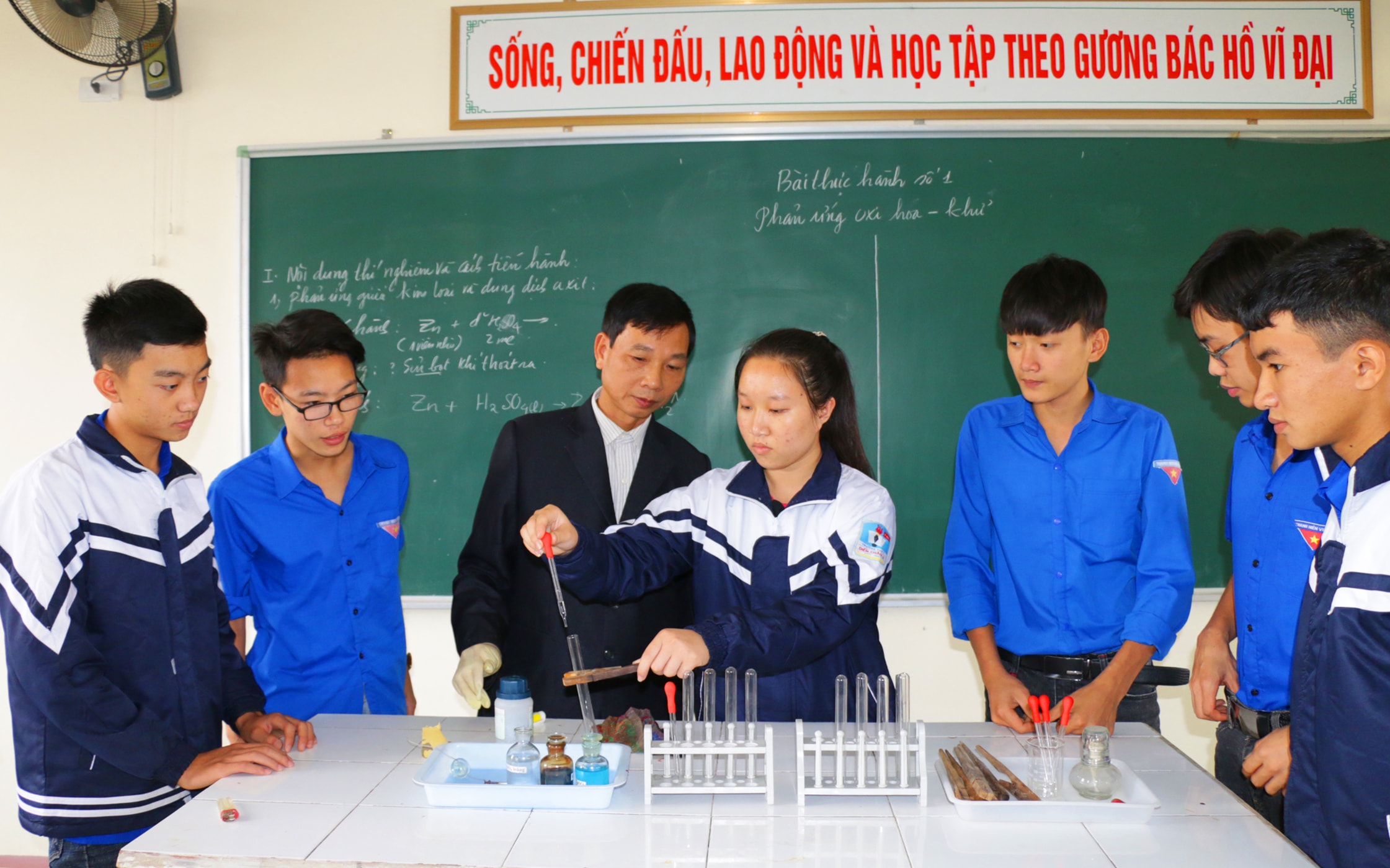 Tiết thực hành của NGƯT Vũ Đình Tính. Ảnh: Mỹ Hà 