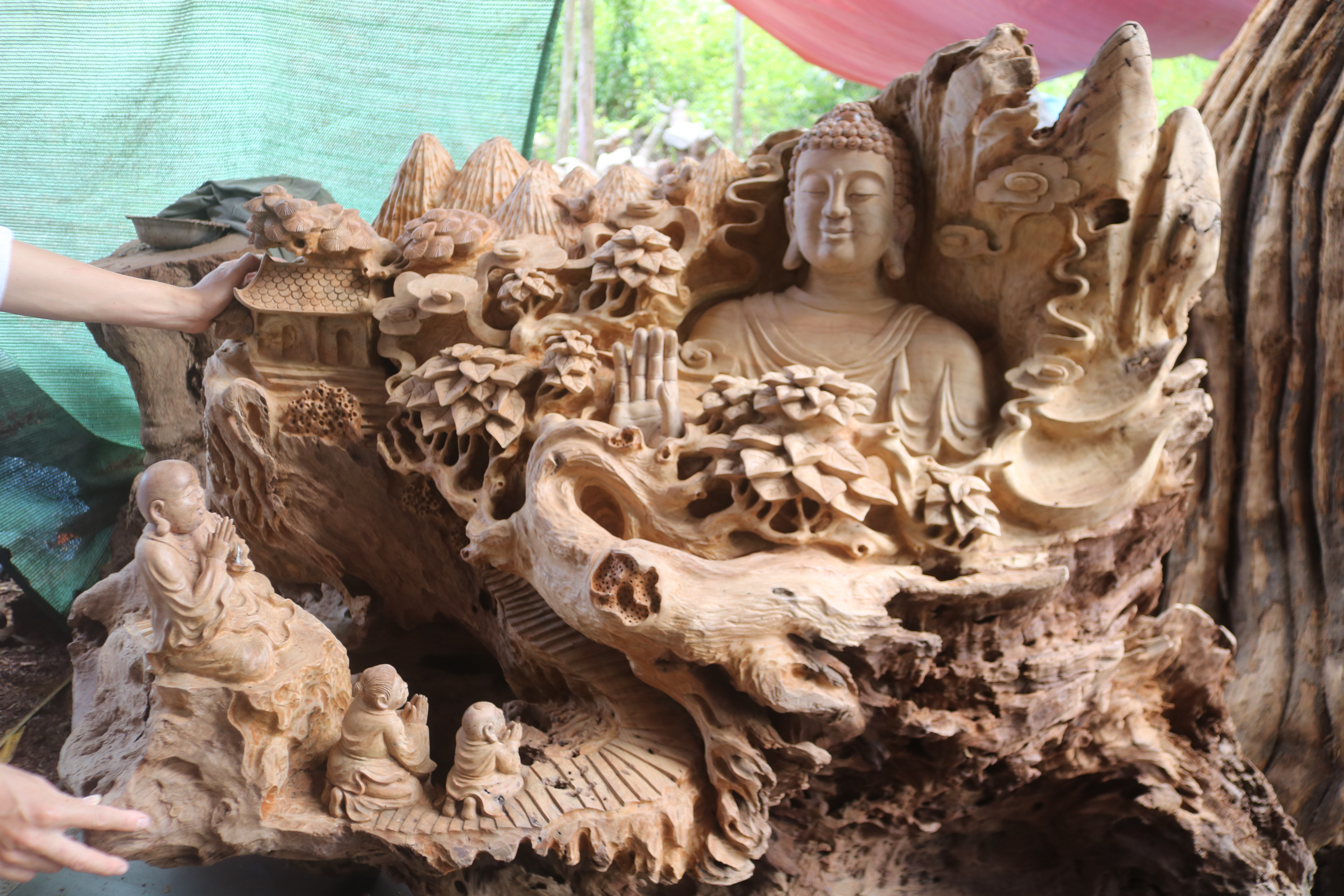 Một bức tượng Phật được Hà làm từ gỗ lũa. Ảnh: H.D