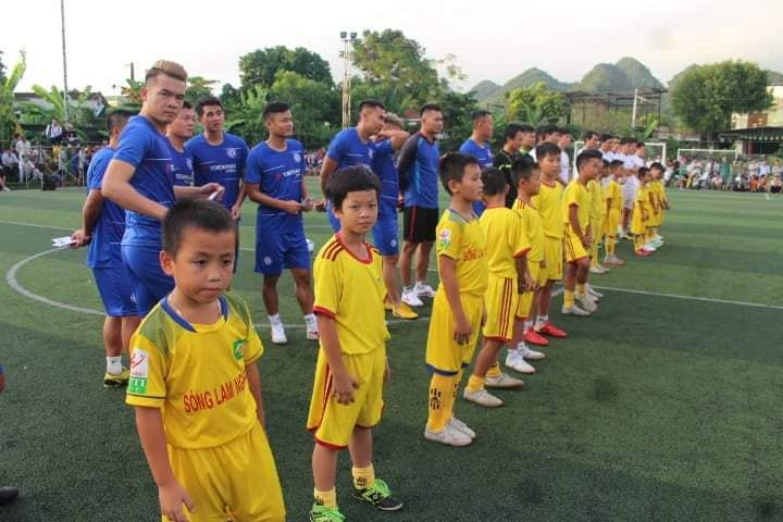 Hoàng Thịnh và các ngôi sao V-League khoác áo xanh. Ảnh: Phan Giang.