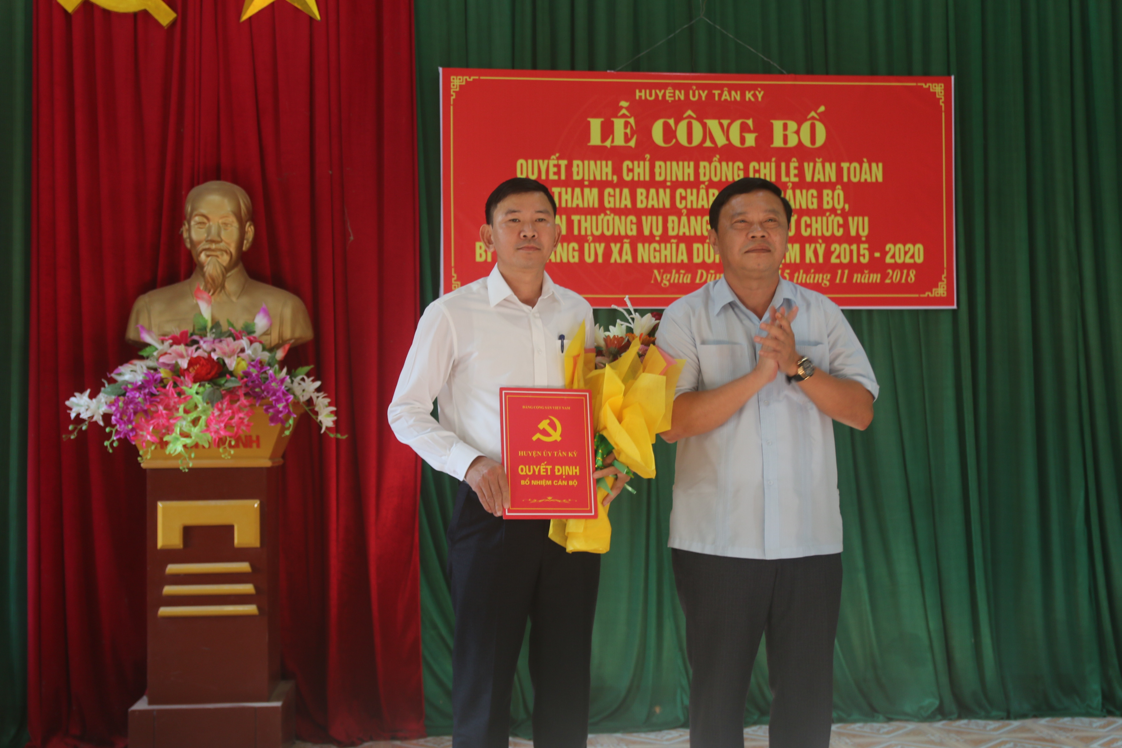 Đồng chí Bùi Thanh Bảo - Bí thư Huyện ủy Tân Kỳ trao quyết định cho đồng chí Lê Văn Toàn.