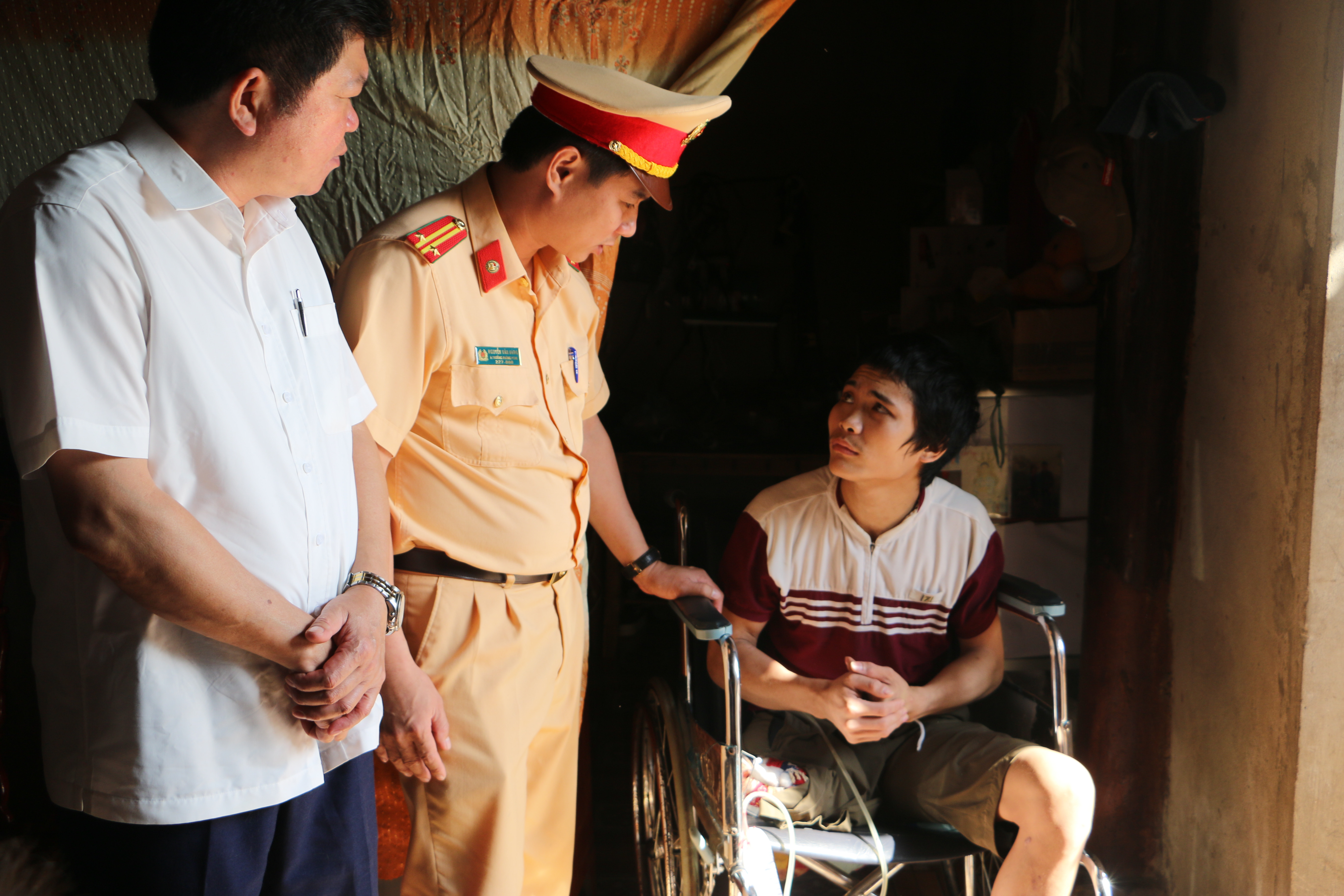 Đoàn thăm hỏi gia đình nạn nhân Nguyễn Văn Trọng bị cụt chân, bố bị ung thư, gia đình hoàn cảnh hết sức khó khăn