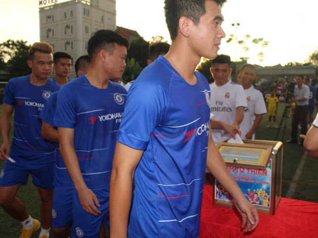 Các cầu thủ ủng hộ quỹ từ thiện huyện Quỳ Hợp