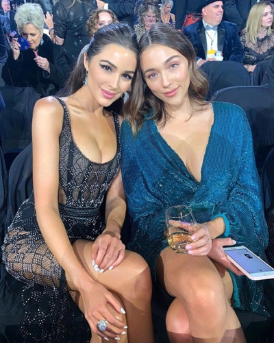 Olivia Culpo chụp hình cùng bạn thân trong hậu trường Lễ trao giải.