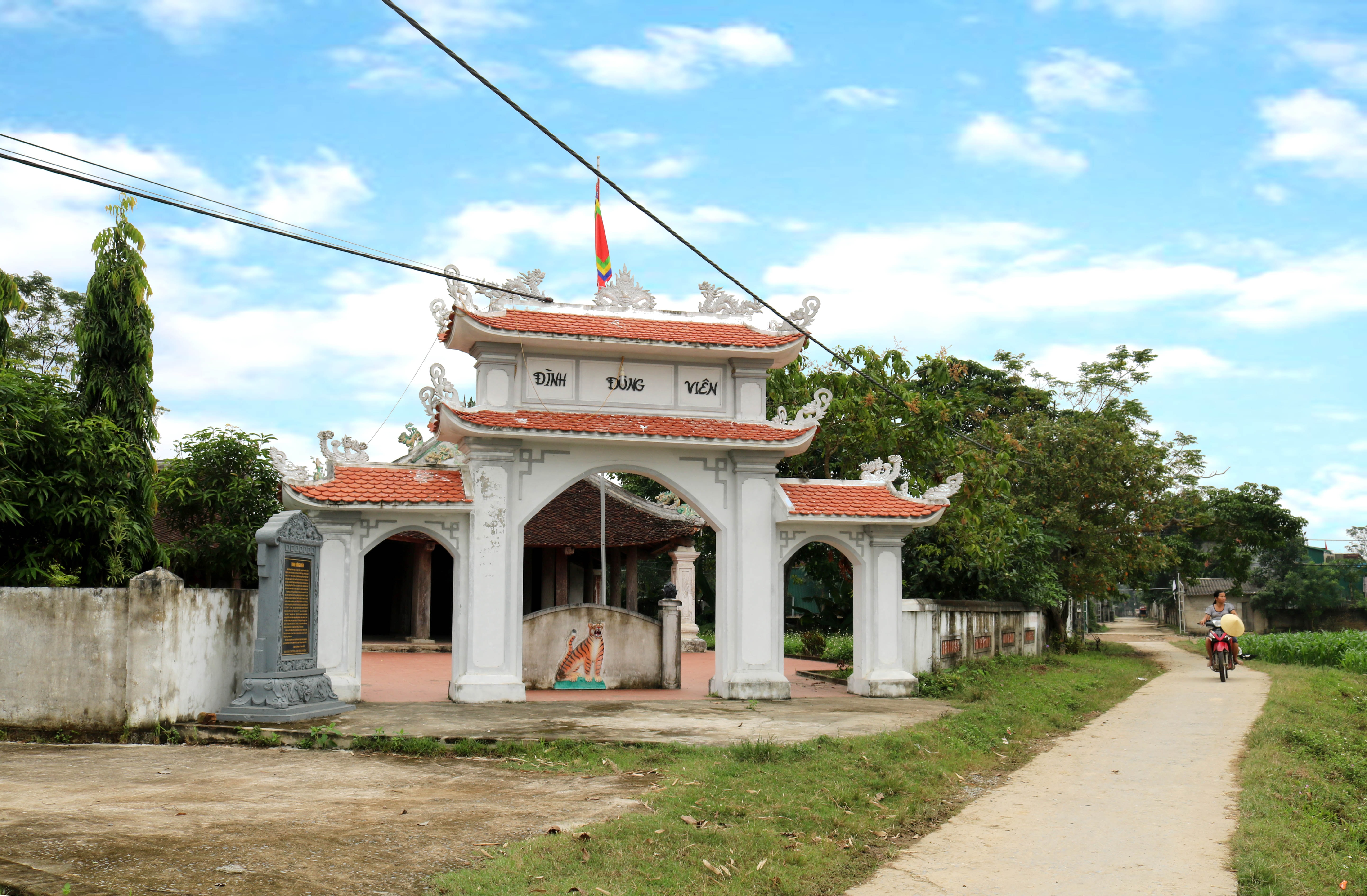 Đình Đông Viên tọa lạc ở trung tâm làng Đông Viên xưa, nay là xóm 3, xã Nam Phúc. Đình được xây dựng vào nửa đầu thế kỷ 18 để thờ thành hoàng làng và các vị thần Cao Sơn, Cao Các.