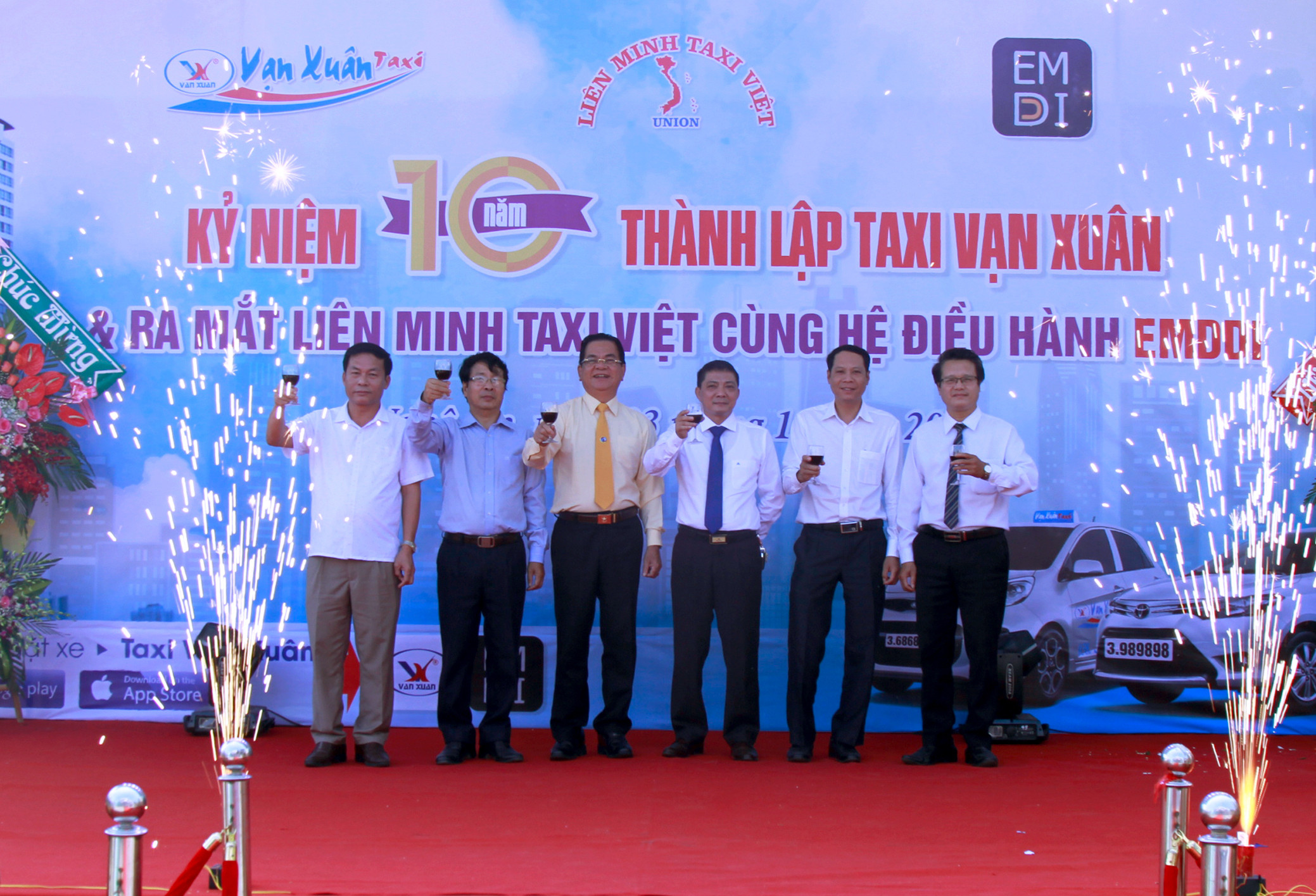 Ông Thái Khắc Trung – Chủ tịch HĐQT Công ty TNHH Hạ Vinh cùng các đại biểu khách mời, đối tác tại Lễ ra mắt Liên minh Taxi Việt