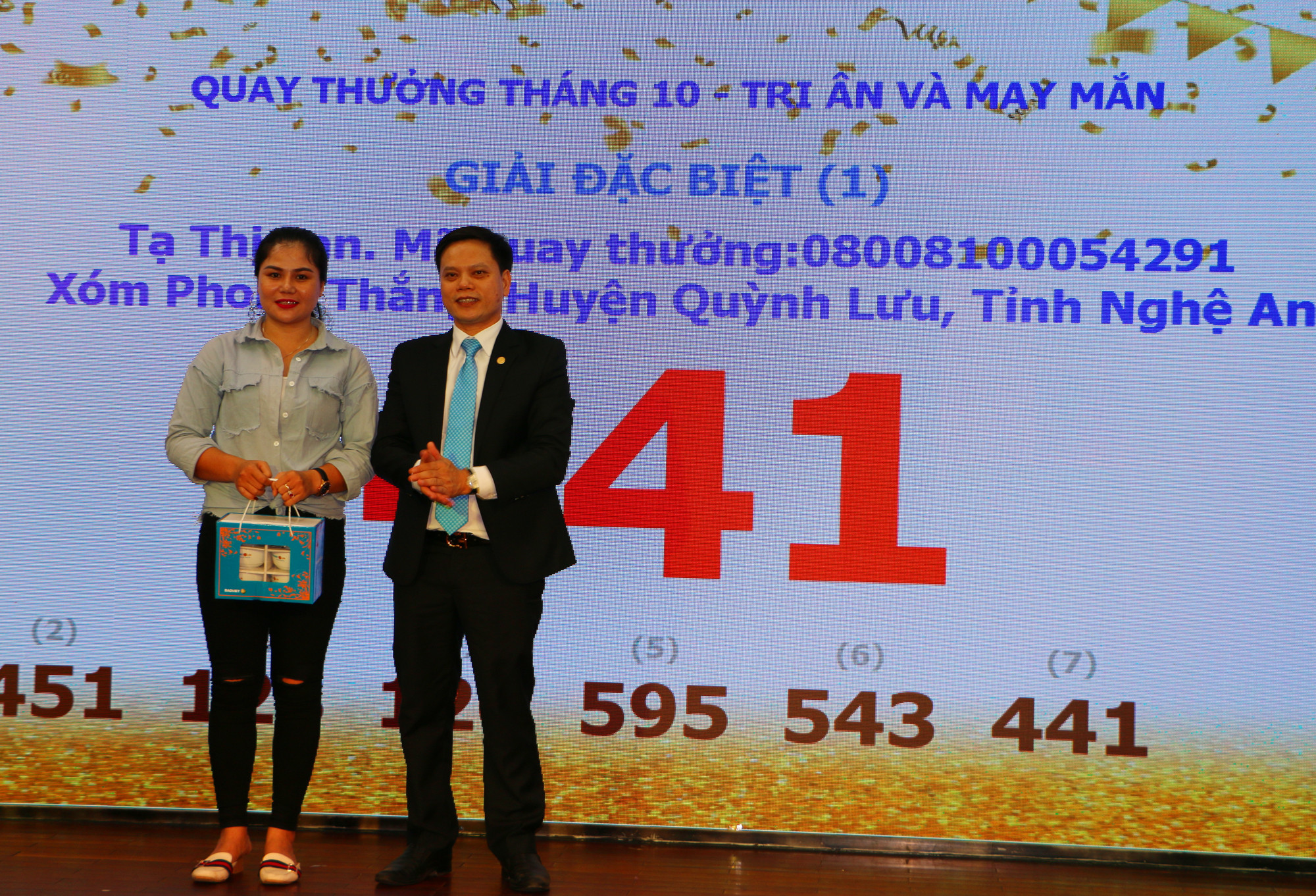 Đại diện Bảo Việt Nhân thọ Bắc Nghệ An trao quà lưu niệm cám ơn đại diện khách hàng chứng kiến lễ quay thưởng. Ảnh: Nguyễn Hải