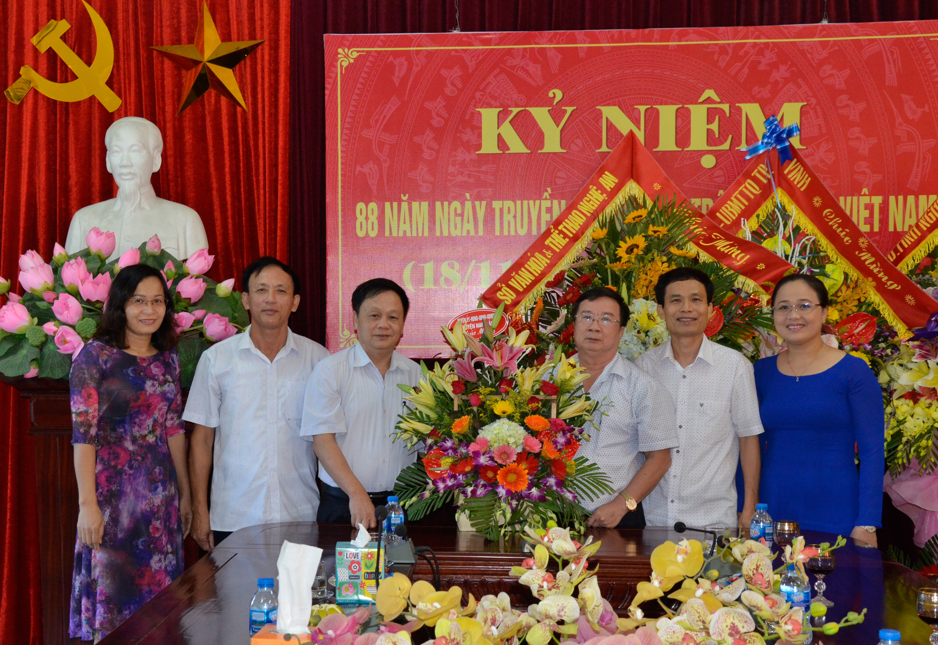 Đại diện lãnh đạo huyện Nam Đàn tặng hoa chúc mừng Ủy ban MTTQ tỉnh. Ảnh Thanh Lê