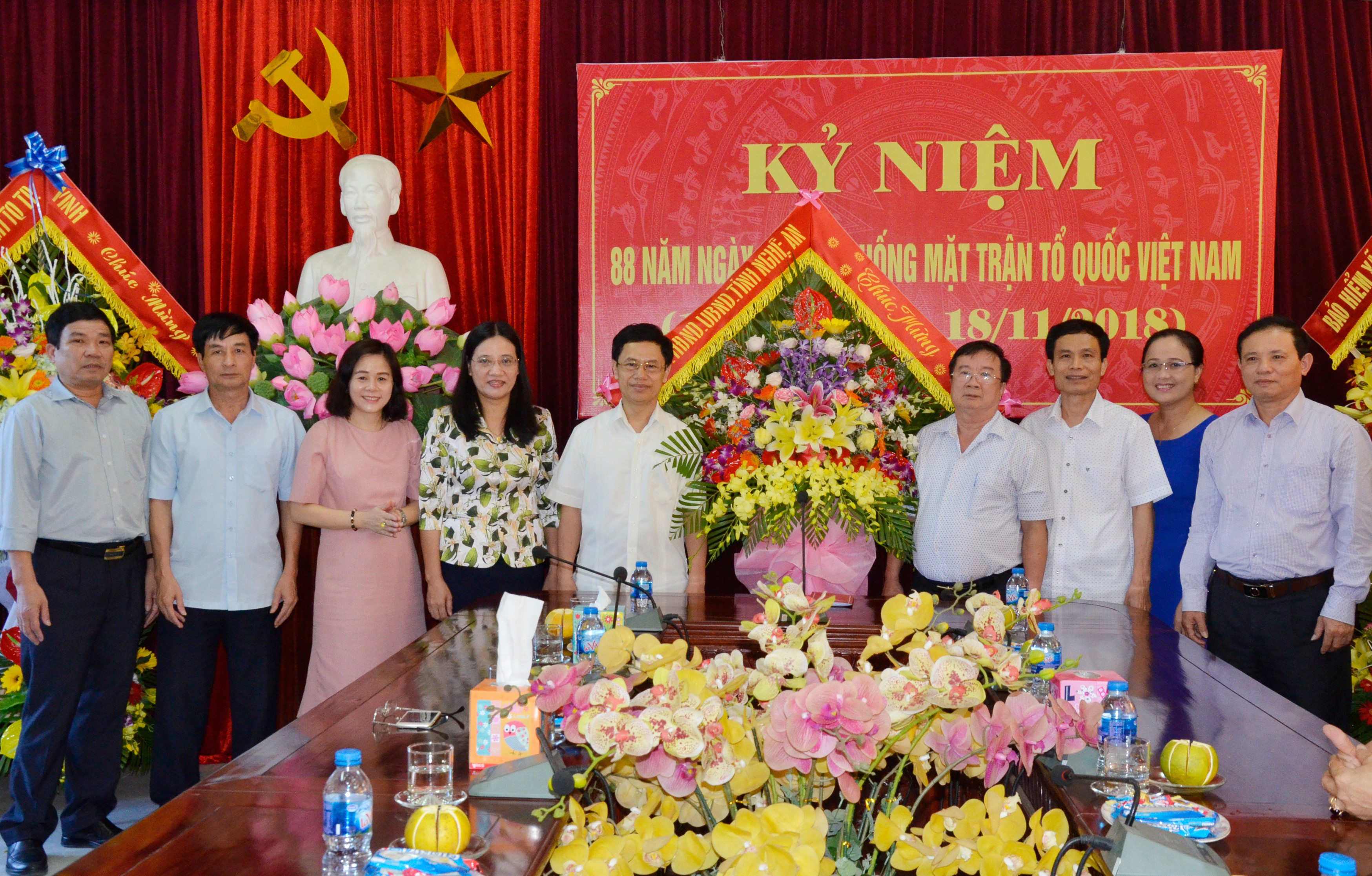 Lãnh đạo tỉnh tặng hoa chúc mừng Ủy ban MTTQ tỉnh. Ảnh Thanh Lê