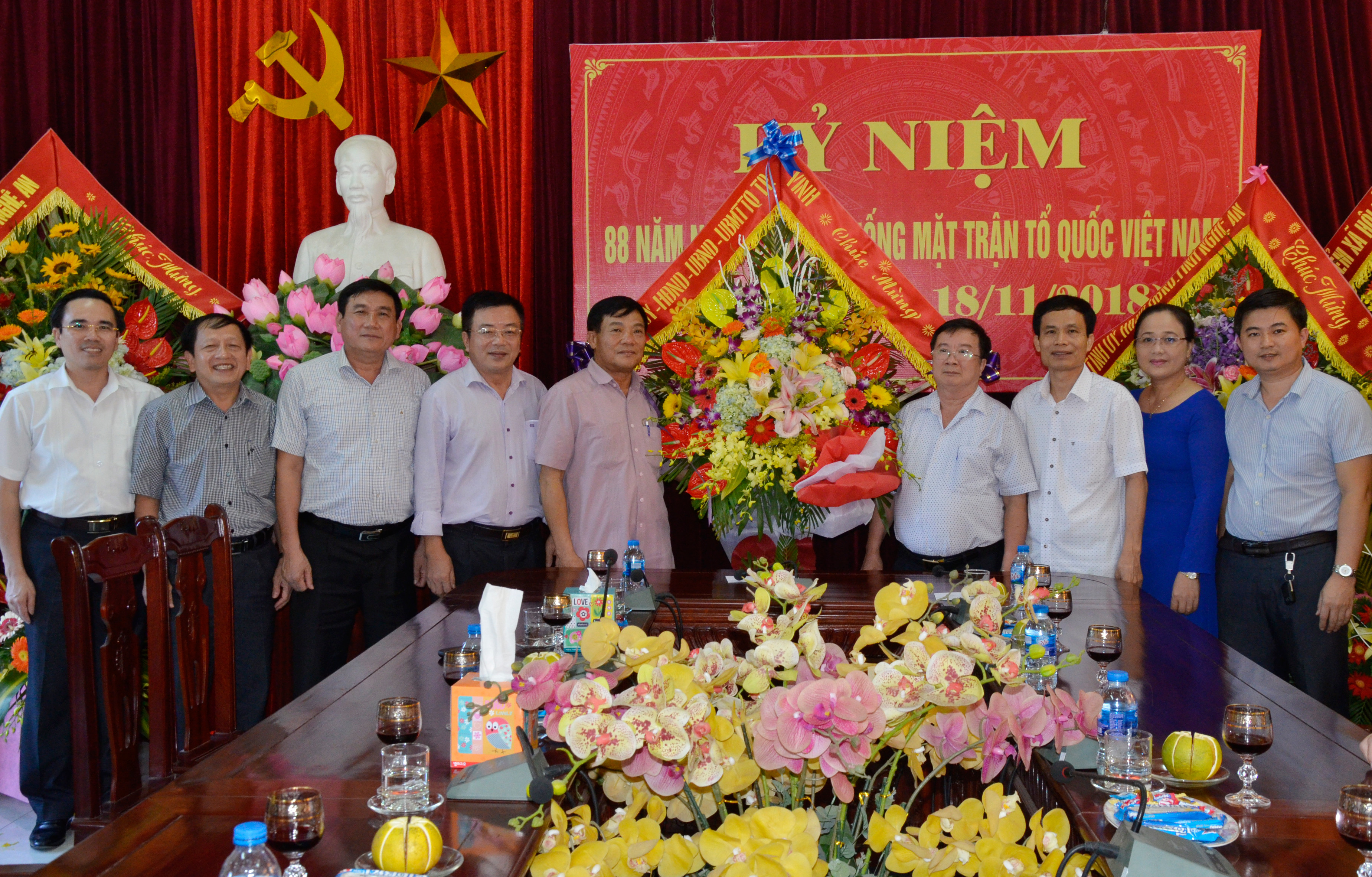 Lãnh đạo Thành phố Vinh tặng hoa chúc mừng MTTQ tỉnh. Ảnh Thanh Lê