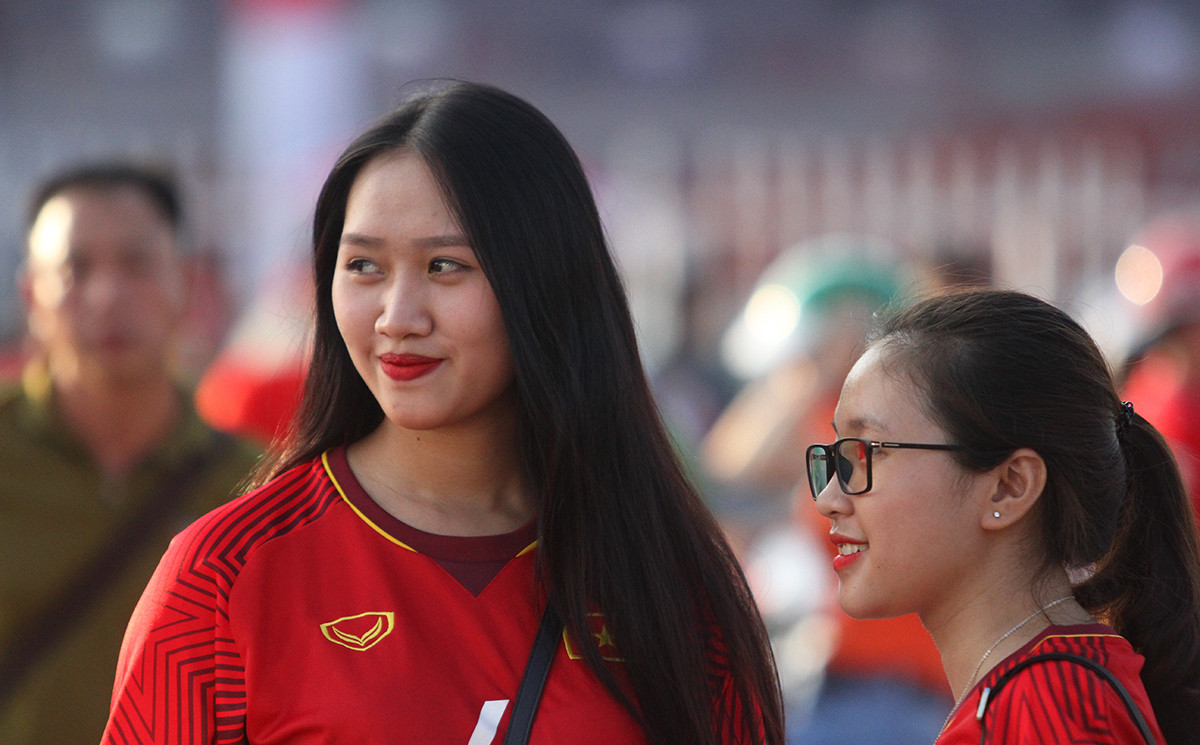 Và tất nhiên, trận Việt Nam - Malaysia không thể thiếu những CĐV xinh đẹp. Họ đã chờ đợi rất lâu mới được tận hưởng trọn vẹn không khí AFF Cup 2018. Ảnh: TK