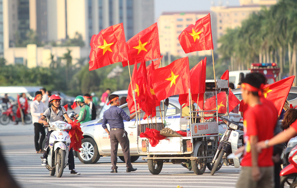 Từ 14h00 chiều nay, hàng nghìn CĐV Việt Nam đã có mặt bên ngoài SVĐ Mỹ Đình, những chiếc cờ này được bán sạch trơn chỉ trong vòng ít tiếng đồng hồ. Ảnh: TK
