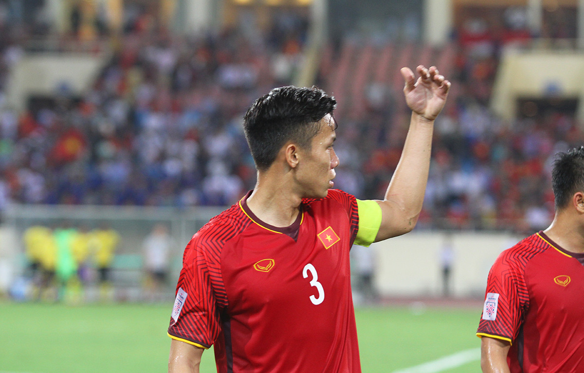 Tiếng còi trận đấu giữa Việt Nam và Malaysia kết thúc, chúng ta giành chiến thắng với tỷ số 2-0. Quế Ngọc Hải ngay lập tức chạy về phía khán giả để chào cảm tạ. Ảnh: TK