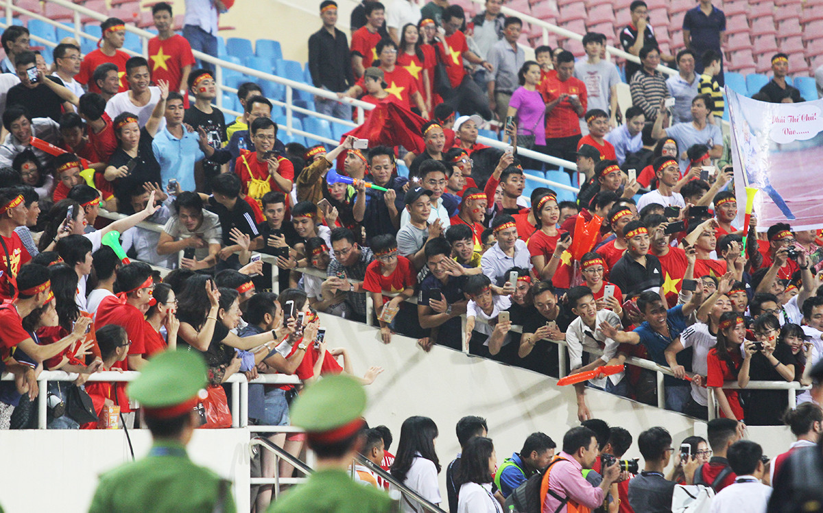 Khi trận đấu kết thúc được hơn 30 phút, vẫn có hàng nghìn CĐV Việt Nam nán lại để chúc mừng thầy trò HLV Park Hang Seo. Ảnh: TK