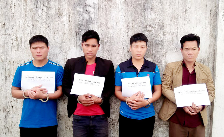 4 đối tượng đánh bạc tại xã Nậm Nhoóng bị Công an huyện Quế Phong bắt giữ. Ảnh: Hùng Cường