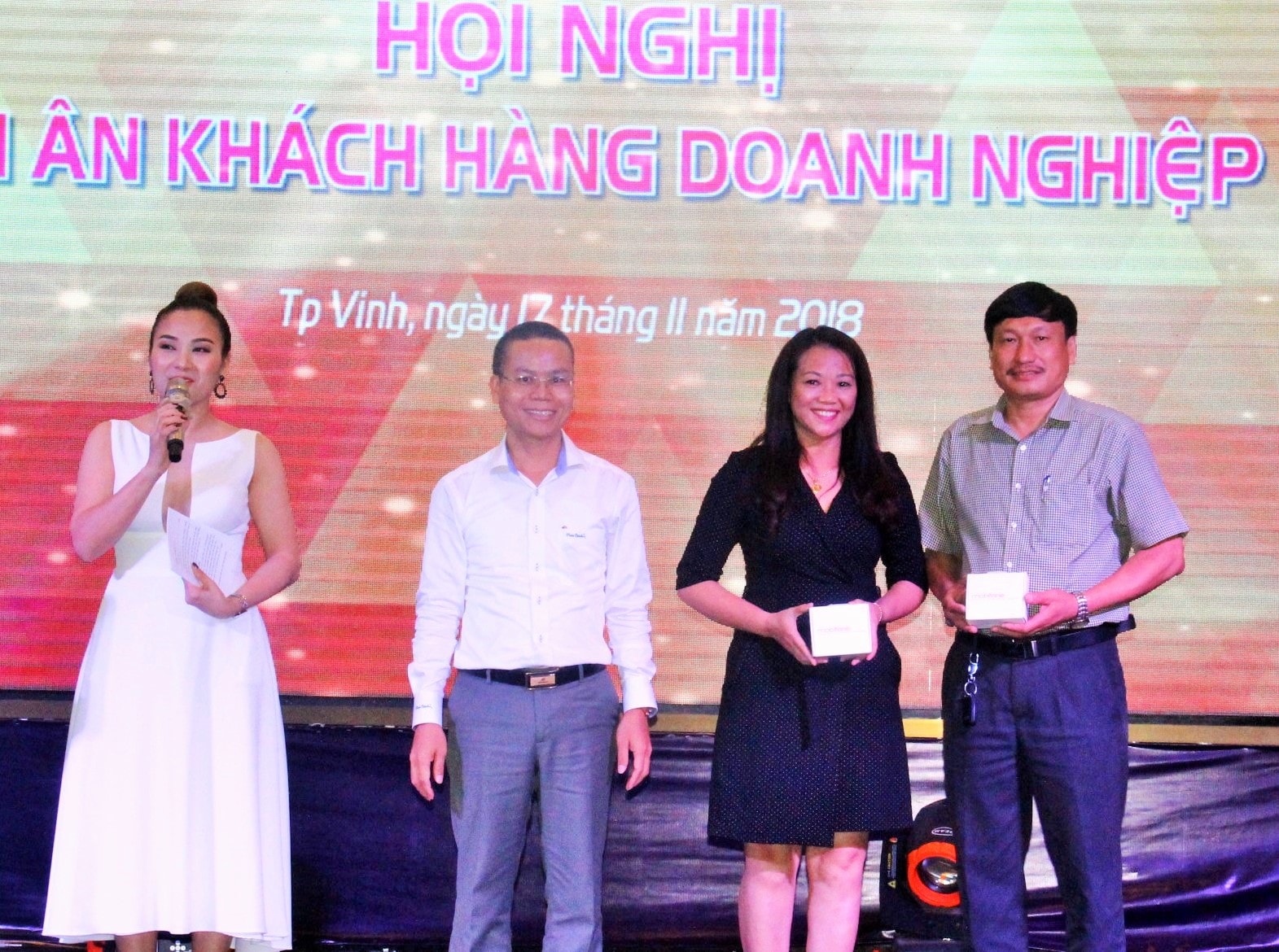 Ông  Phạm Thư Hải - Phó giám đốc Ảnh Hoàng Vĩnh