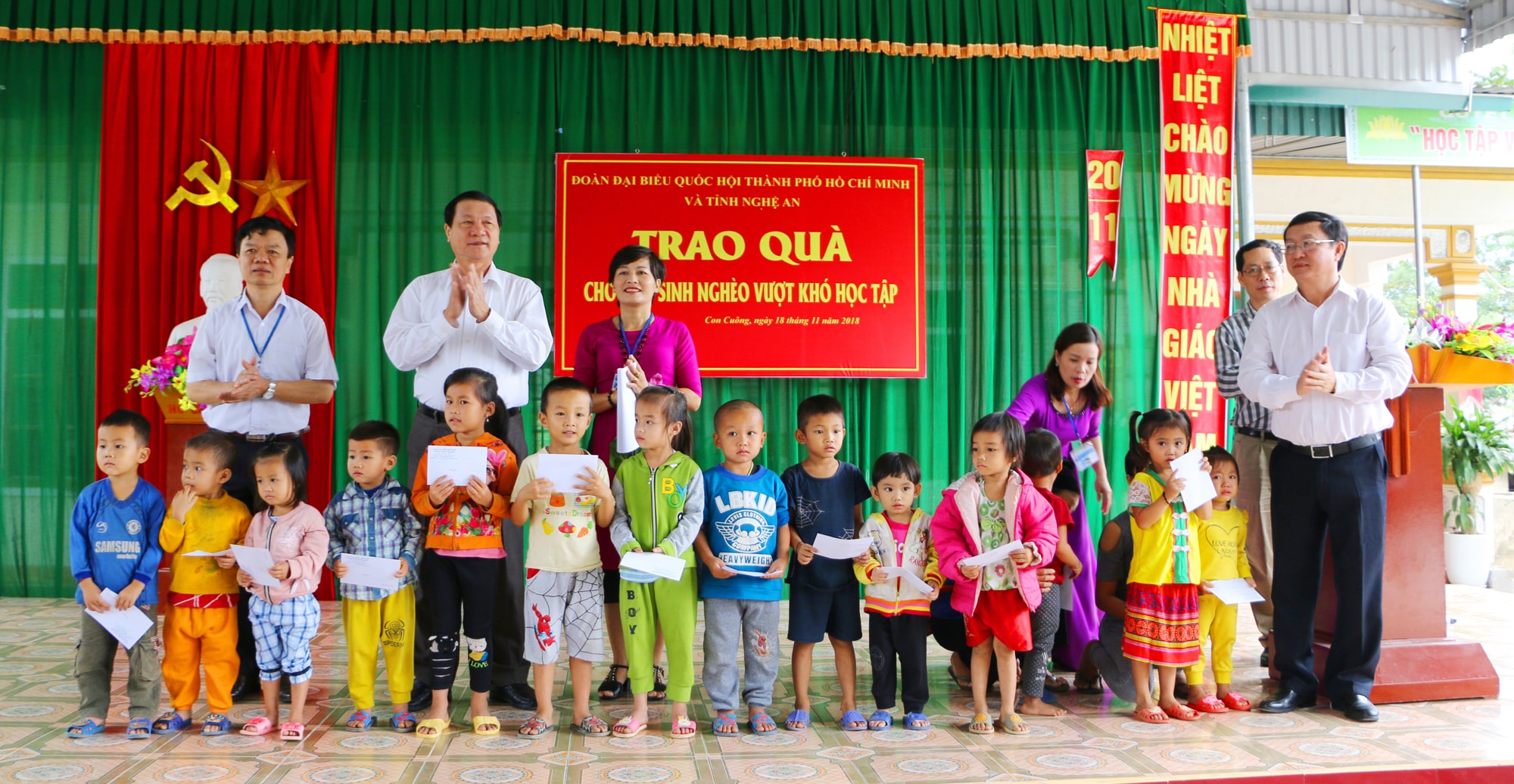 Đồng chí Lê Minh Thông - Phó Chủ tịch UBND tỉnh Nghệ An và đồng chí Huỳnh Thành Đạt, Ủy viên BCH Trung Trương Đảng, đại biểu QH TP Hồ Chí Minh trao quà cho các học sinh mầm non Lạng Khê. Ảnh: Nguyễn Hải