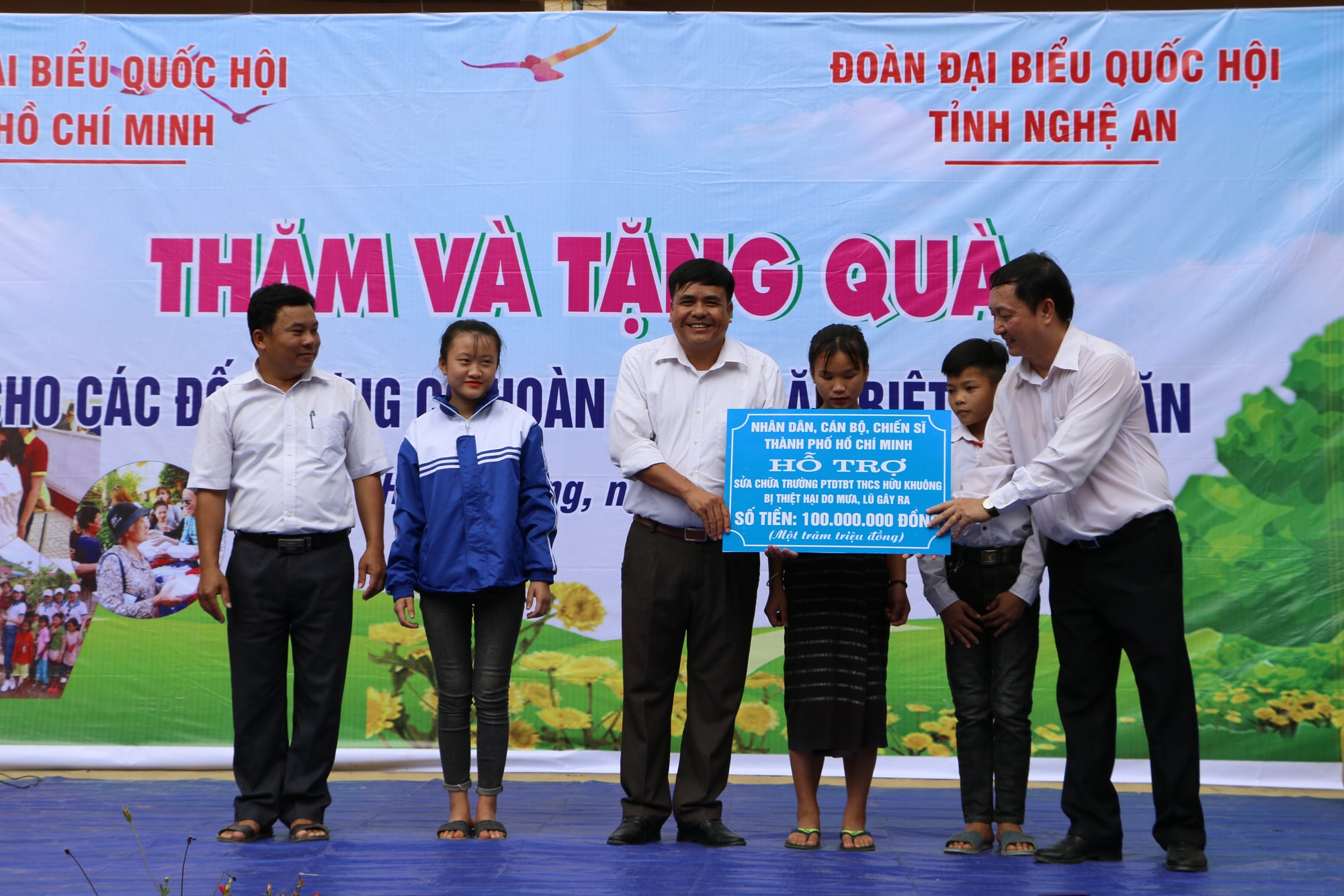 Đại diện đoàn công tác trao quà trị giá 100 triệu đồng để xây dựng cơ sở vật chất cho Trường THCS Bán trú Hữu Khuông. Ảnh: Nguyễn Hải
