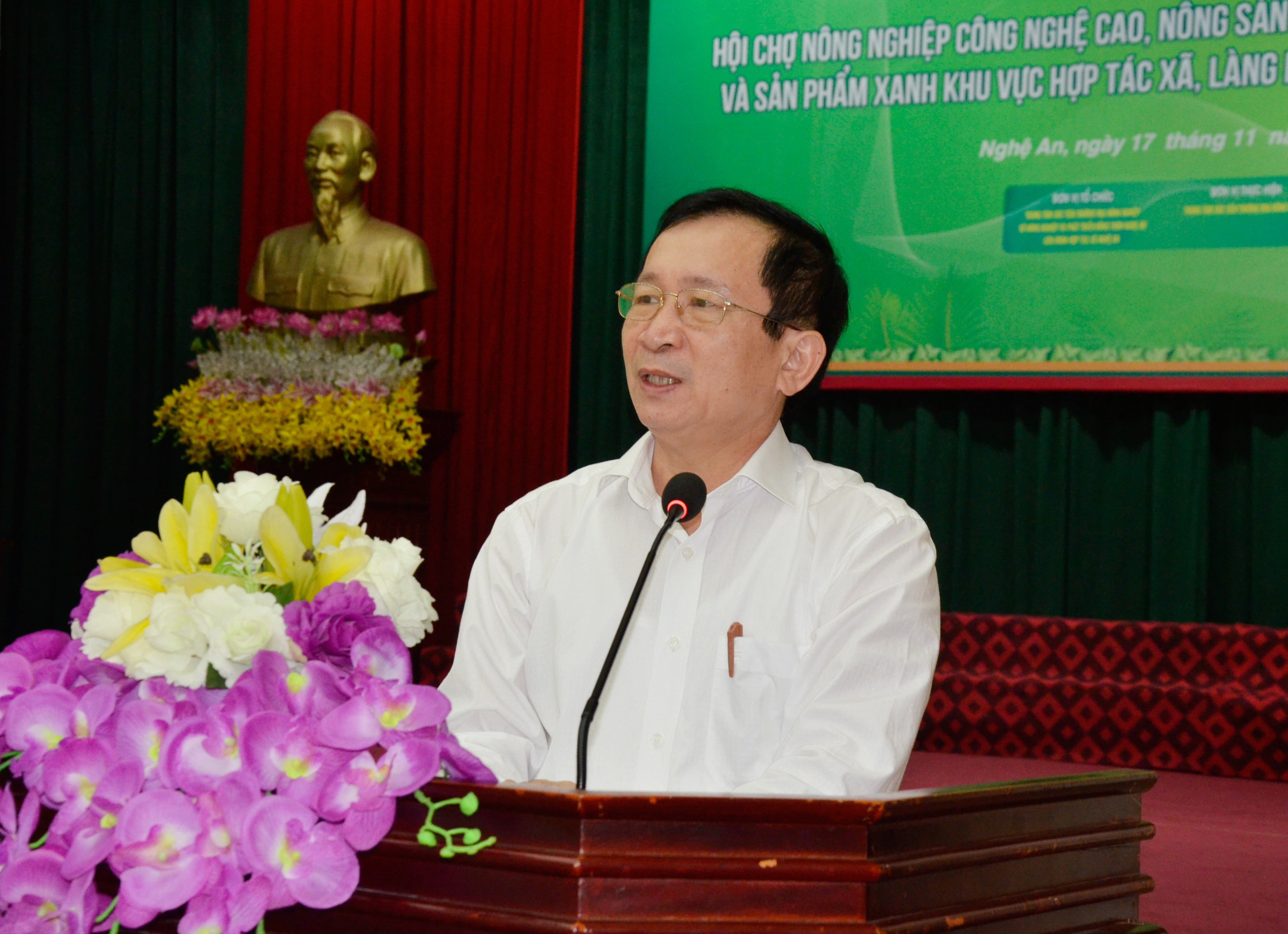 Phó Chủ tịch UBND tỉnh Đinh Viết Hồng phát biểu tại cuộc họp báo. Ảnh Thanh Lê