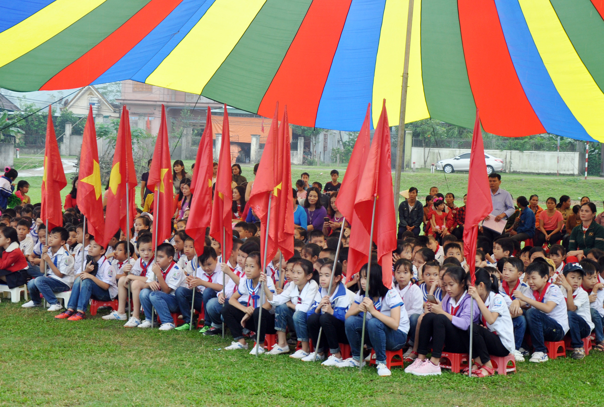 Dự lễ kỷ niệm có lãnh đạo huyện Đô Lương, xã Nam Sơn và đông đảo các thế hệ giáo viên, học sinh từng giảng dạy, học tập tại trường.